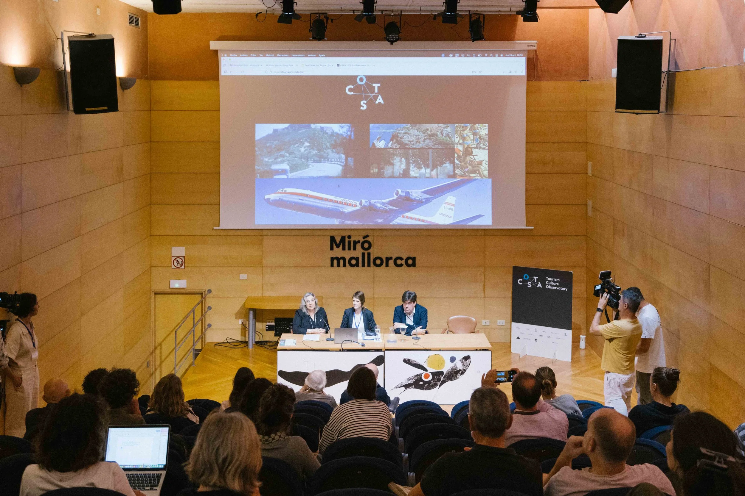 Mesa de ponencias del I Congreso del Observatorio COSTA en la Fundació Miró Mallorca.
