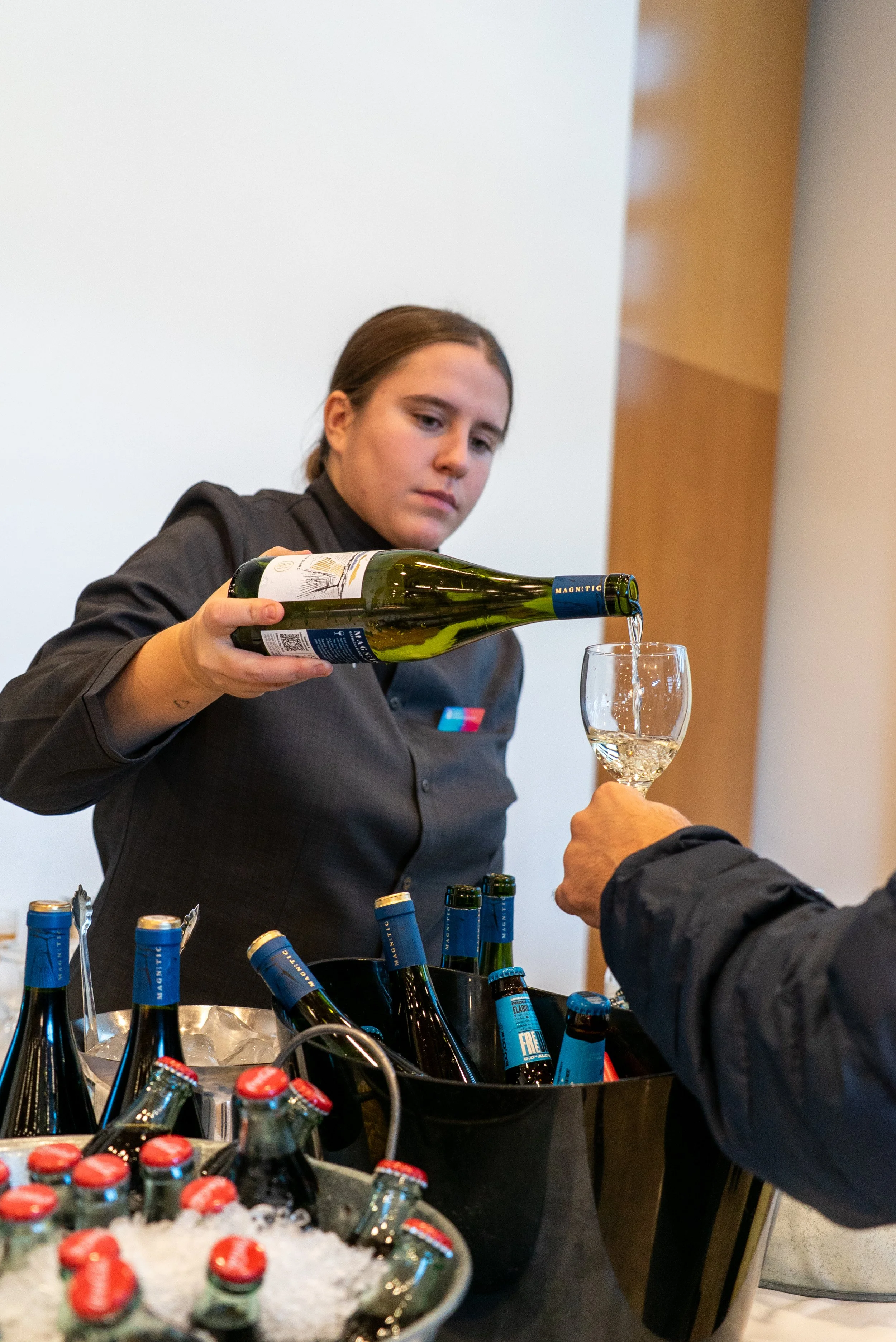 Servicio de vino durante una actividad del I Congreso Internacional de Turismo Gastronómico de CETT Barcelona.