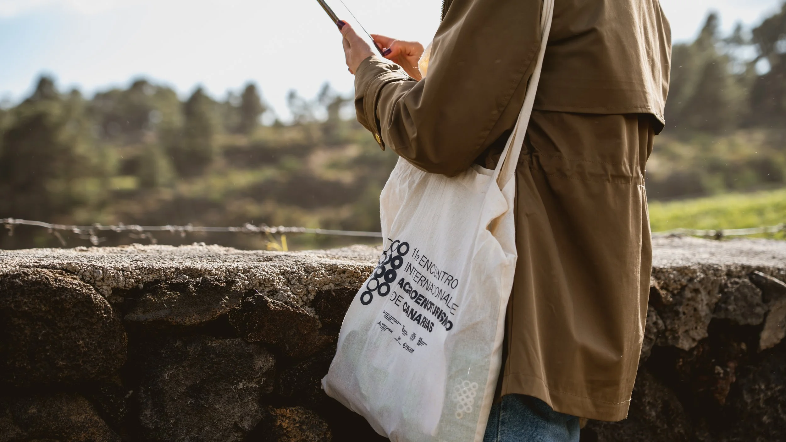 Tote bag del XI Encuentro de Agroenoturismo de Canarias durante una visita de campo.