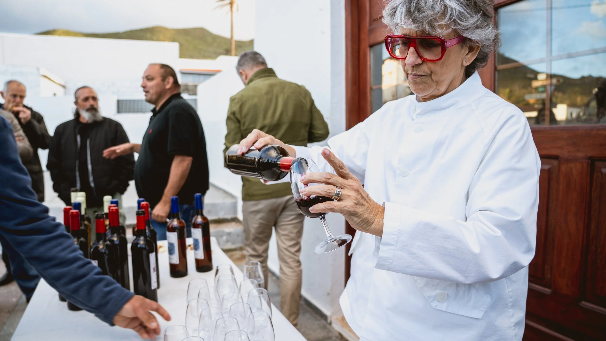Servicio de vino durante una actividad del XI Encuentro de Agroenoturismo de Canarias.