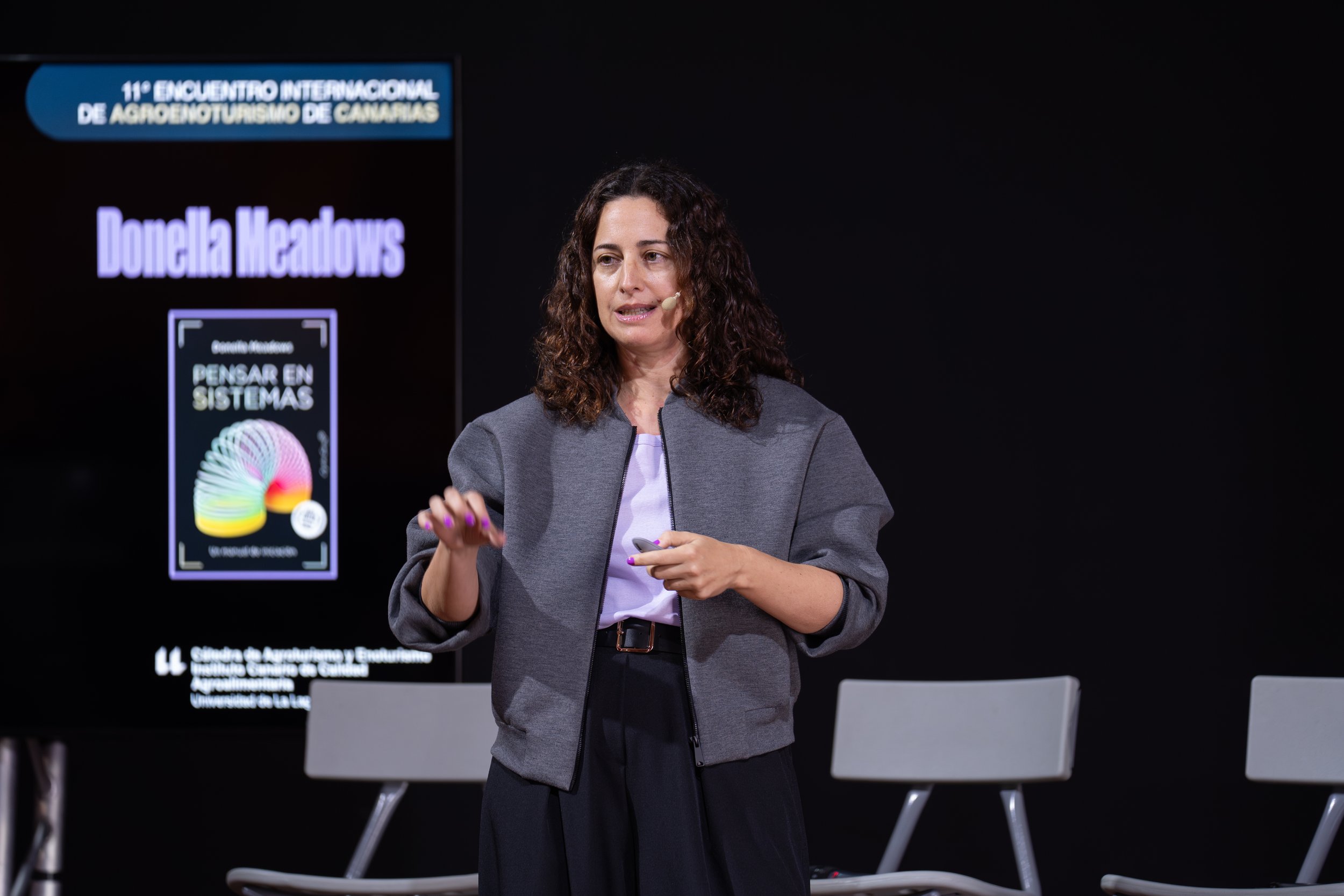 Ainara Murillo durante la ponencia El mosaico cultural del vino en el XI Encuentro de Agroenoturismo de Canarias.