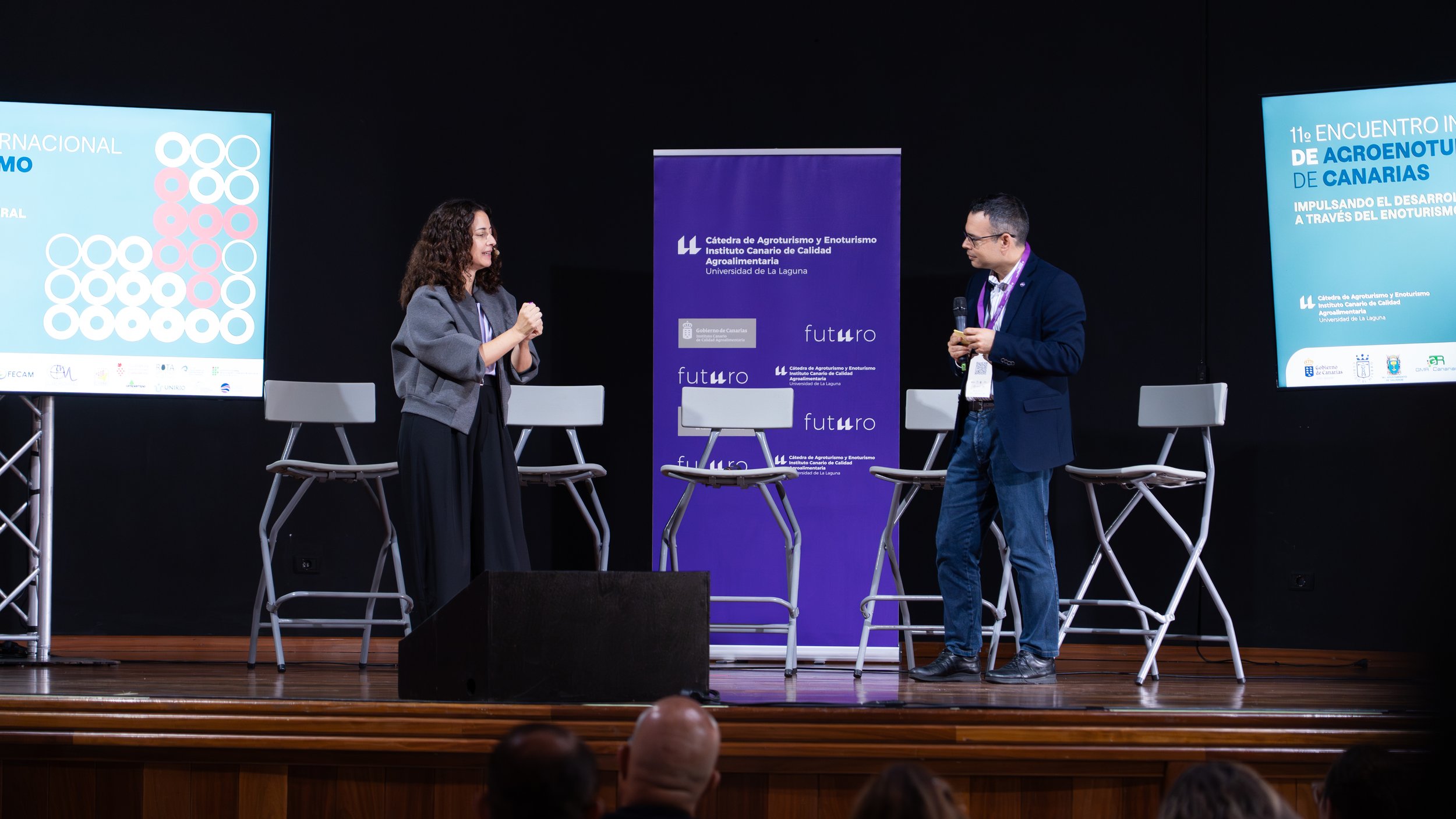 Ainara Murillo conversando en el escenario durante el XI Encuentro de Agroenoturismo de Canarias.