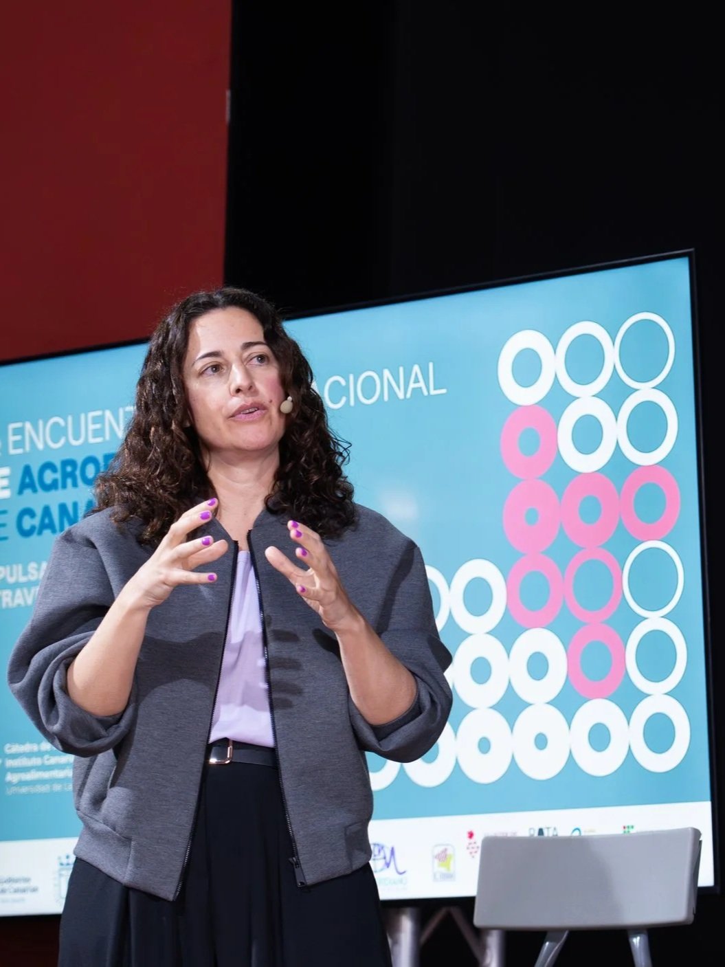 Ainara Murillo presentando El mosaico cultural del vino en el XI Encuentro de Agroenoturismo de Canarias.