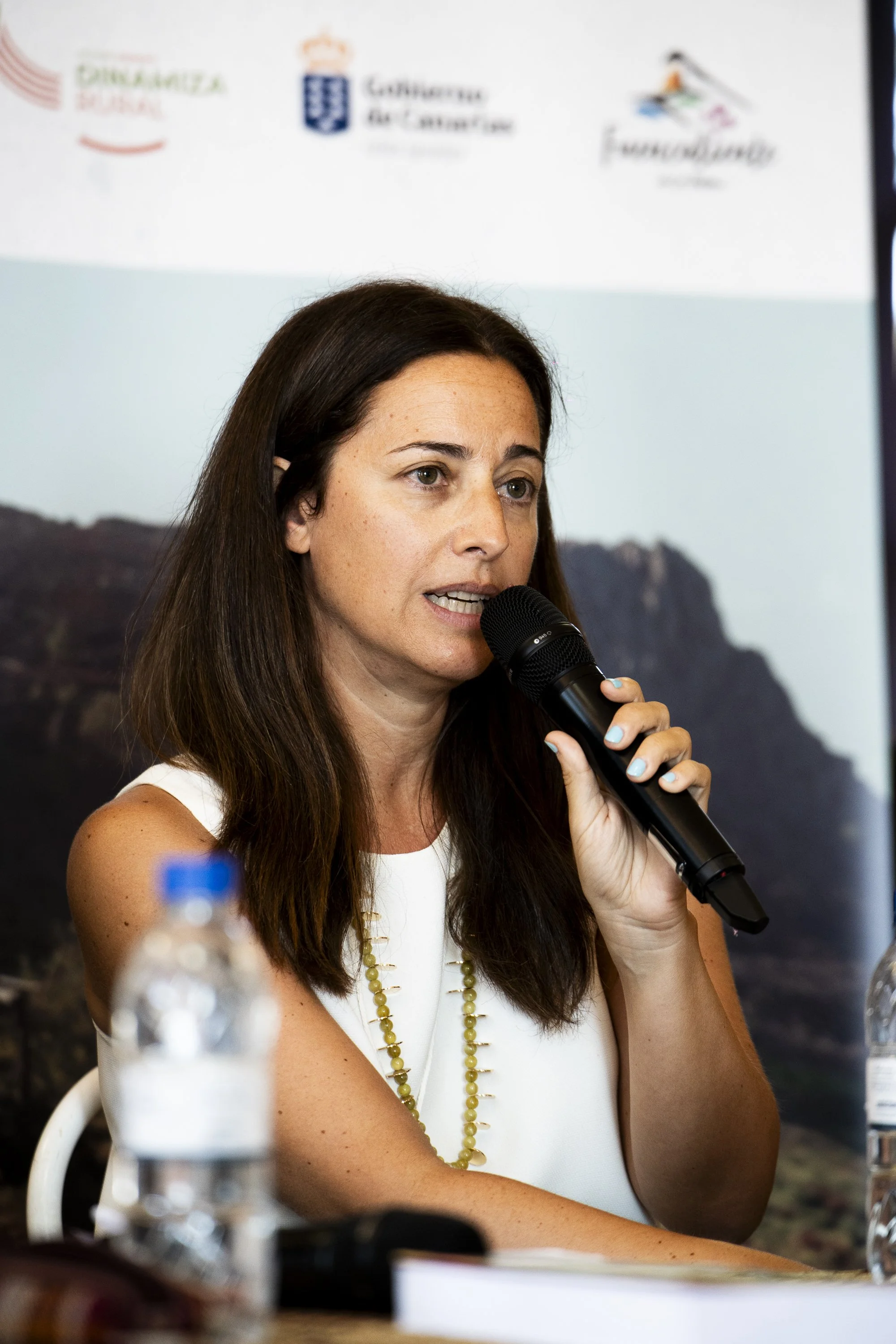 Ainara Murillo interviniendo en las Jornadas de la Malvasía, la Viña y el Vino en Fuencaliente, La Palma.