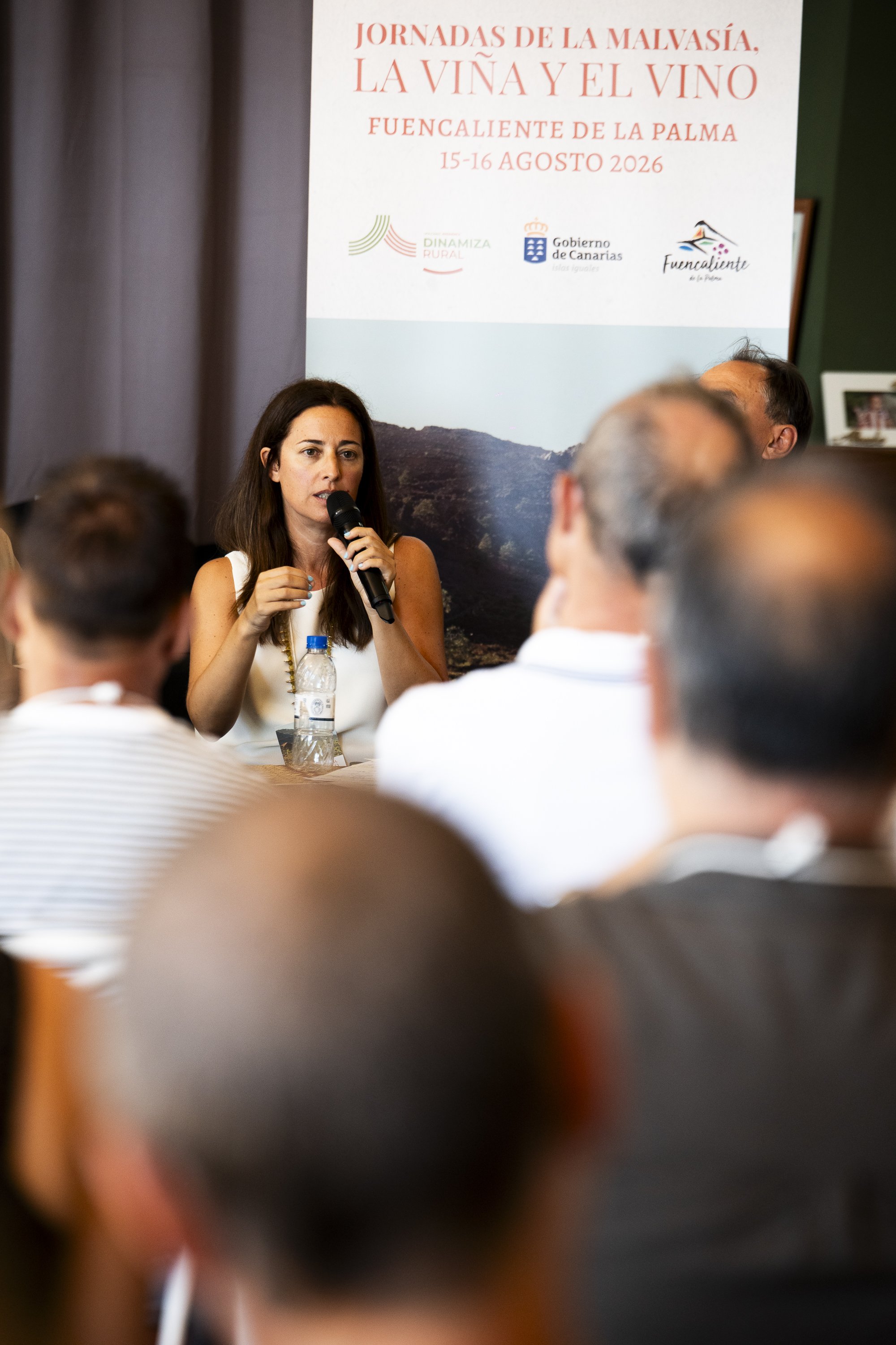 Ainara Murillo durante una conversación con asistentes en las Jornadas de la Malvasía, la Viña y el Vino en Fuencaliente, La Palma.