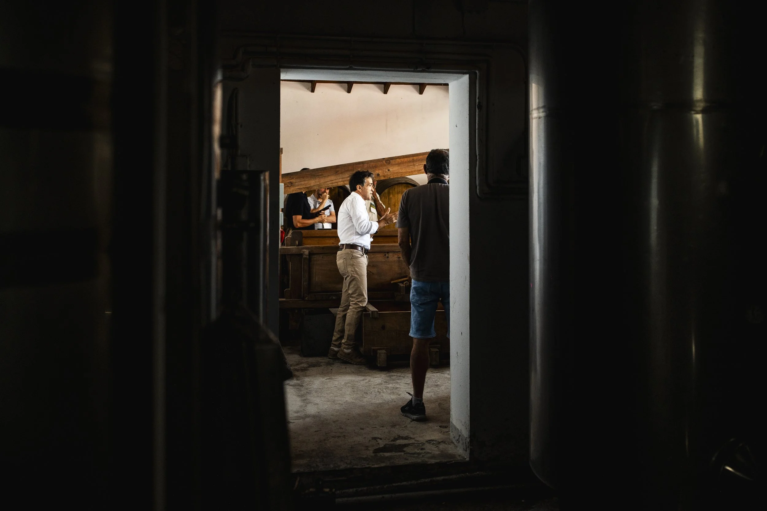 Interior de una bodega durante una visita vinculada a las Jornadas de la Malvasía en Fuencaliente.