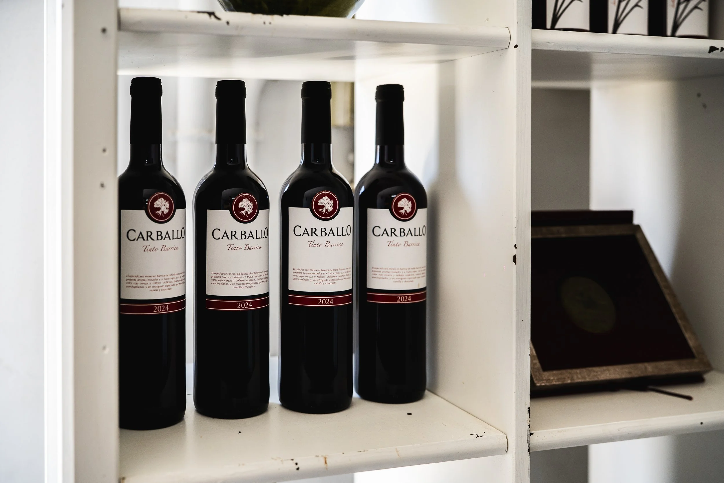 Botellas de vino Carballo en una bodega de La Palma.