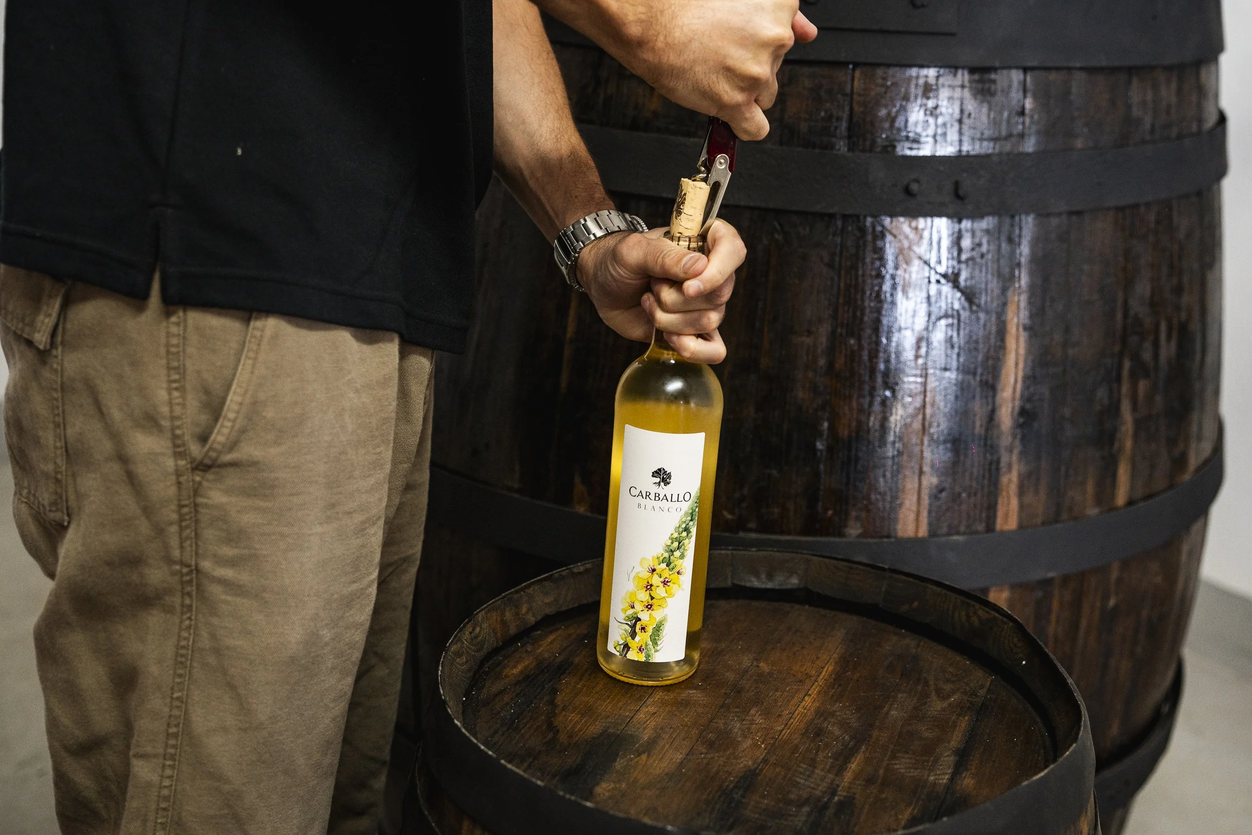 Apertura de una botella de vino de La Palma durante una visita a bodega en Fuencaliente.