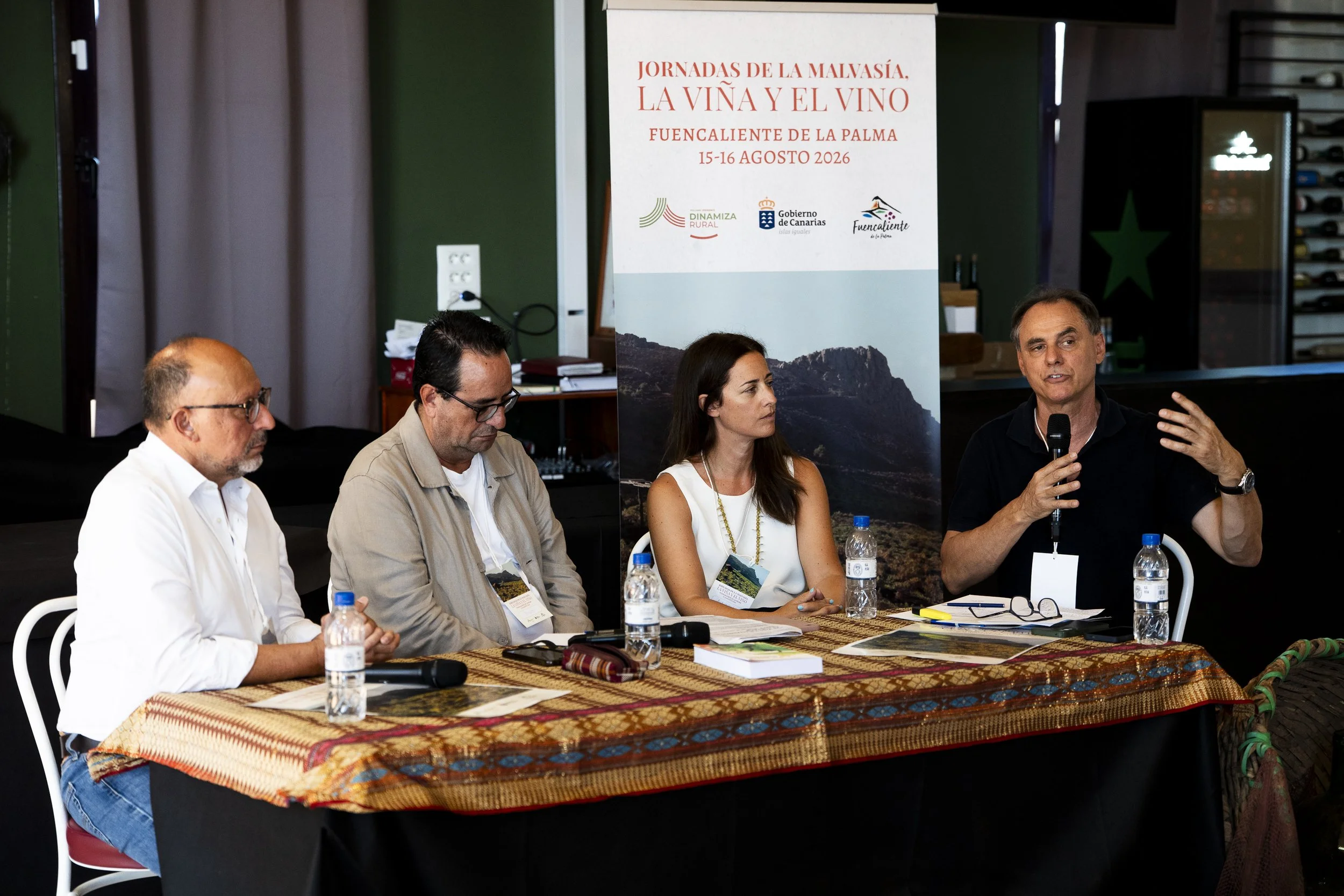 Mesa redonda de las Jornadas de la Malvasía, la Viña y el Vino en Fuencaliente, La Palma.