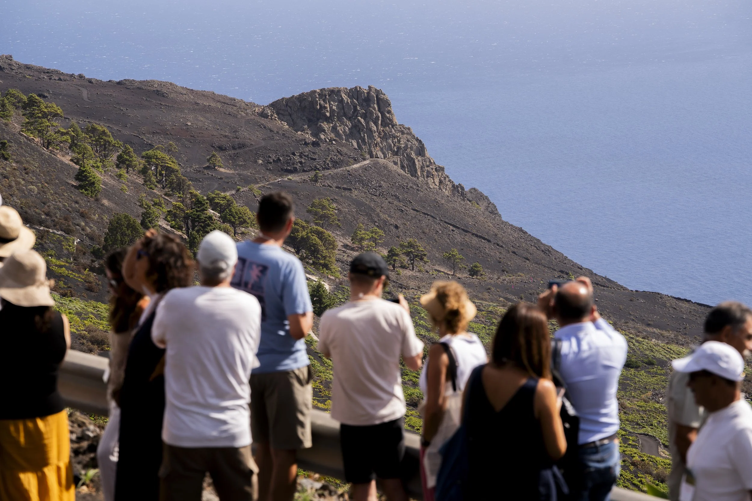 Grupo visitando el paisaje vitivinícola volcánico de Fuencaliente, La Palma.