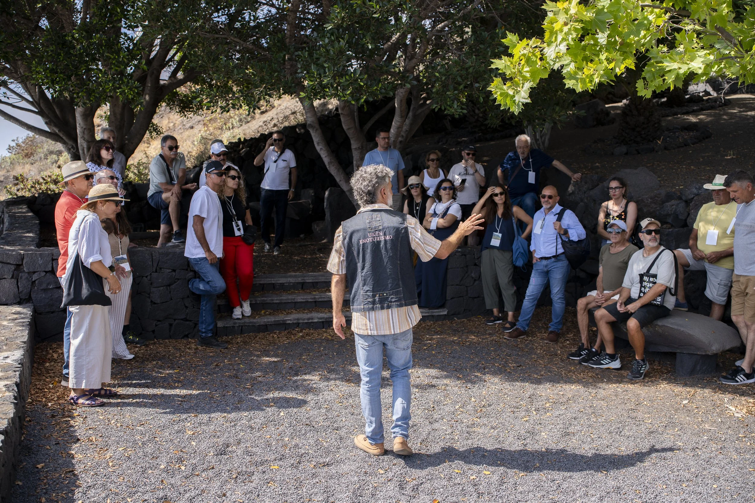 Grupo durante una visita interpretativa sobre viticultura y territorio en Fuencaliente, La Palma.
