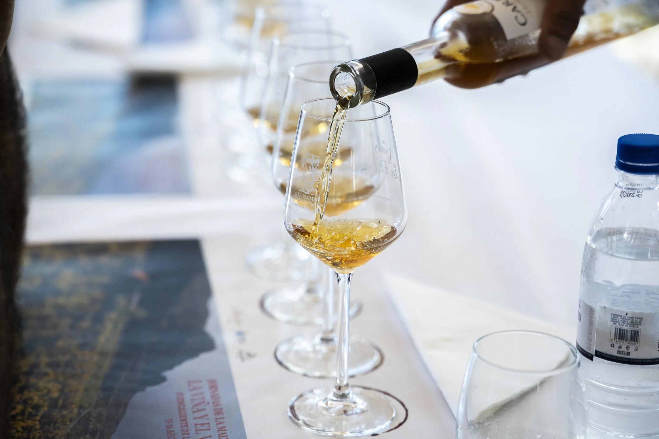 Servicio de vino blanco durante una cata en las Jornadas de la Malvasía en Fuencaliente.