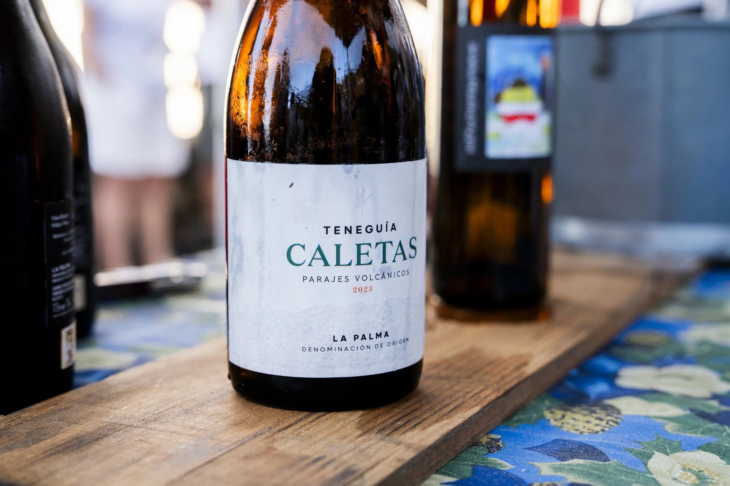 Botella Teneguía Caletas, vino de La Palma vinculado al paisaje volcánico de Fuencaliente.
