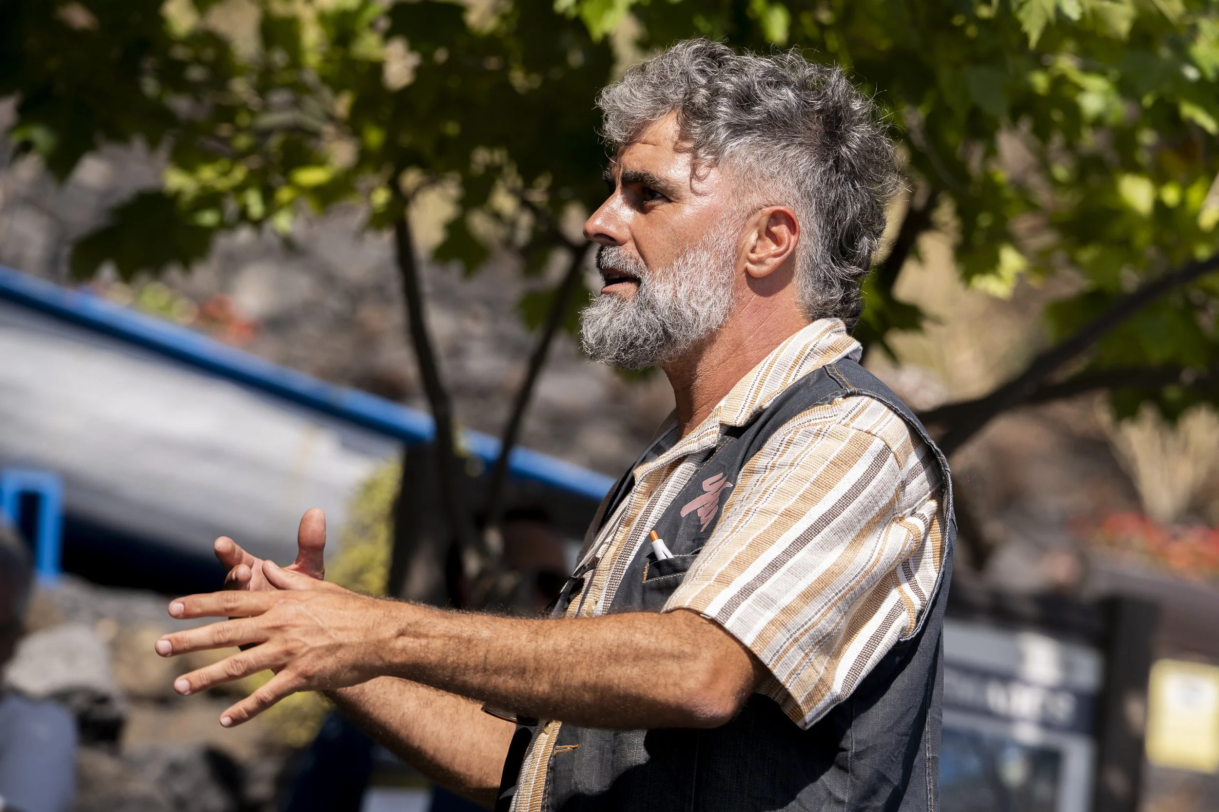 Viticultor explicando la viticultura y el paisaje de Fuencaliente, La Palma.