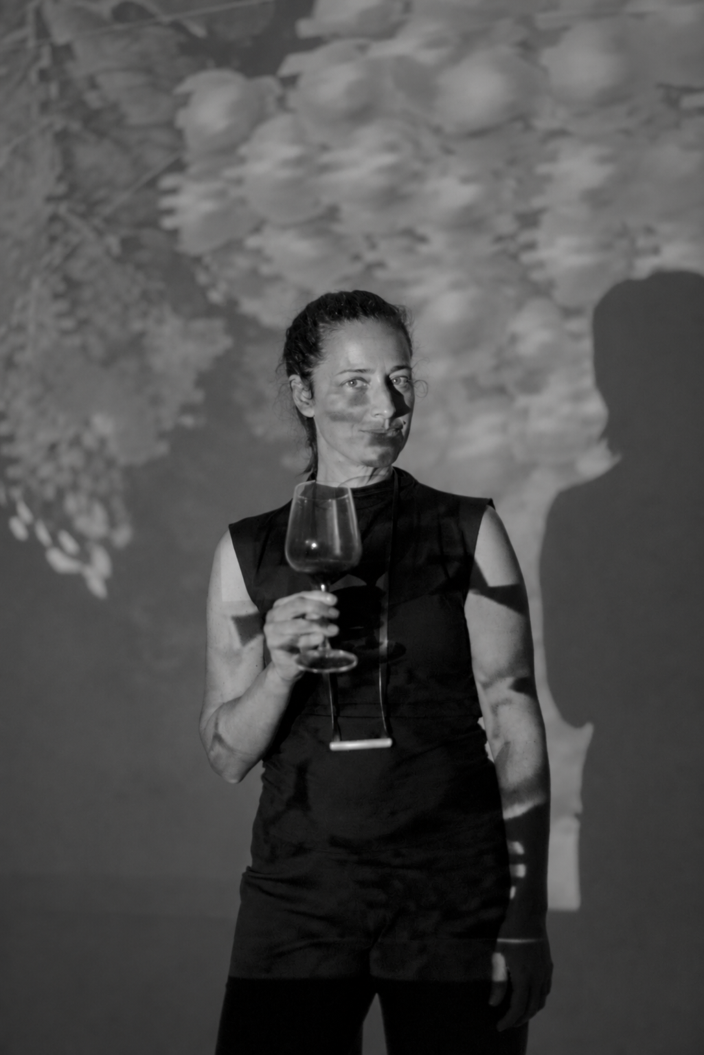 Ainara Murillo con una copa de vino, retrato del estudio Malva.