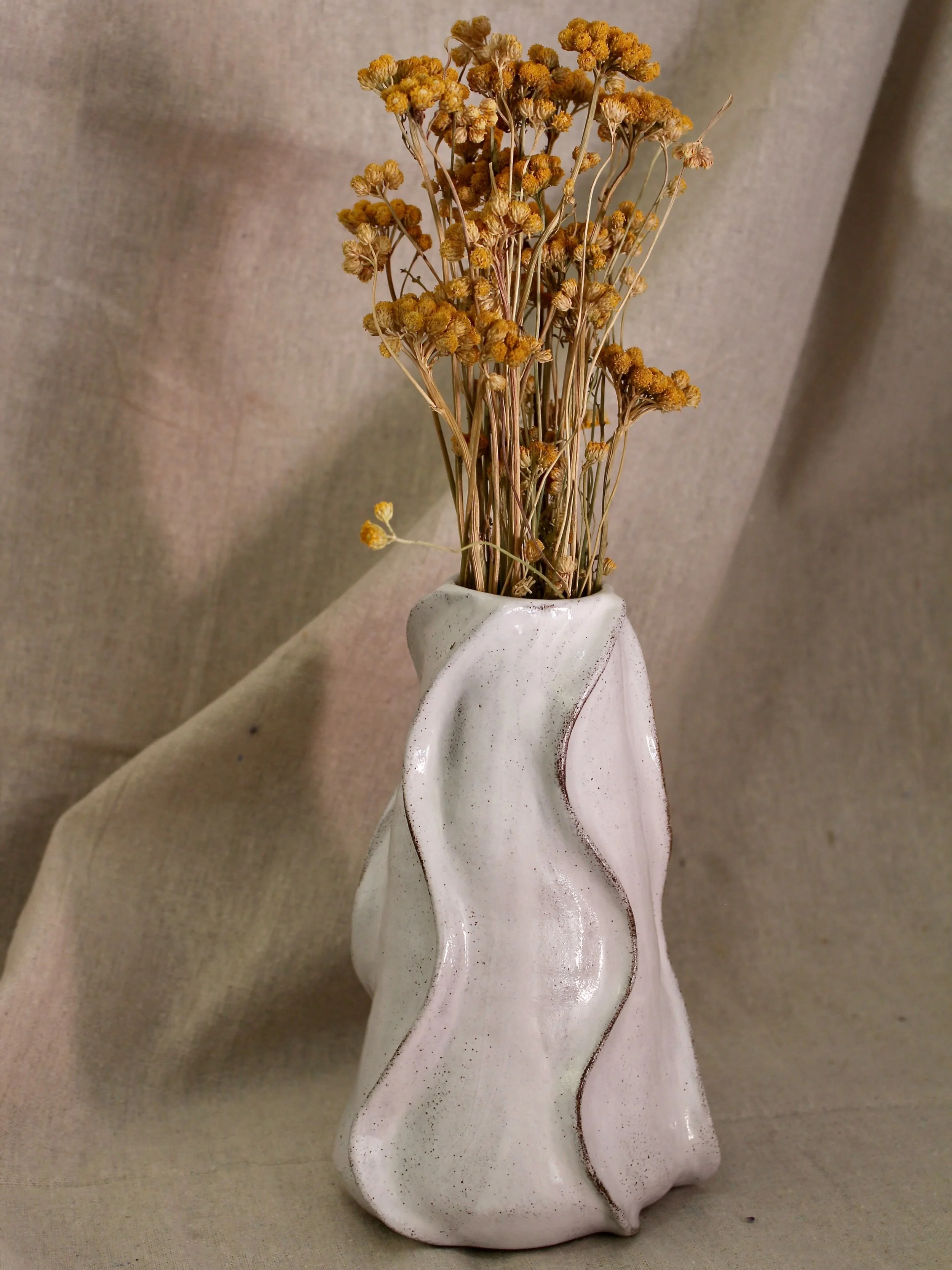 A minimal white wiggle vase.

#pottery #ceramics #handmade #craft
