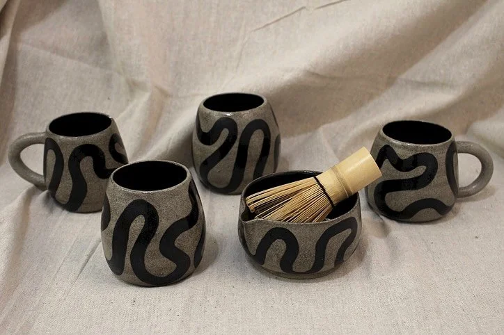 I&rsquo;ve been loving making these black squiggle sets on grey clay lately. The fluid lines allow me to focus less on perfection and more on free movement. The lines on each piece are slightly different but come together as a set. 

#pottery #cerami