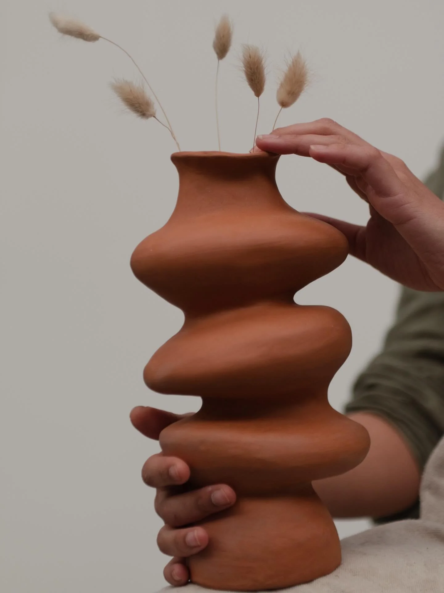 Hand built wiggly terracotta vase. I love the sense of movement in this piece, it almost feels like it&rsquo;s dancing to its own tune. 

📸: @souleily 

#pottery #ceramics #handmade #terracotta #follydesignstudio