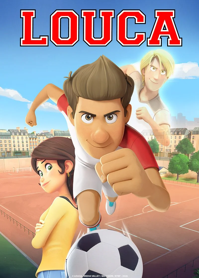 Animated cover image for the show 'Louca', featuring a young boy with brown hair in a white and red sports shirt running towards the viewer with a determined expression, a girl with dark brown hair in a yellow top standing with arms crossed, and a blond boy in a white shirt smiling in the background, set on a school tennis court under a blue sky.
