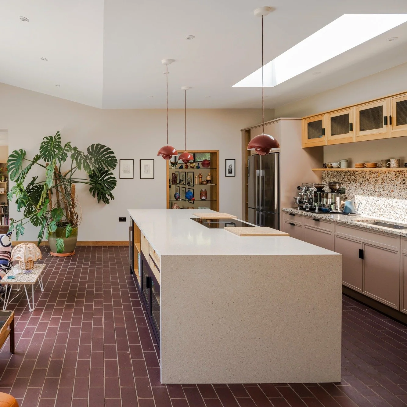 The kitchen at Badgers feels right at home with the external colour scheme and textures. 🧡🌿🍂🧱

Contractor @ei8htbuilding 
Photography @jt___photography 

#surreyarchitect #granddesigns #farnham #goldalming #guildford #haslemere #selfbuild