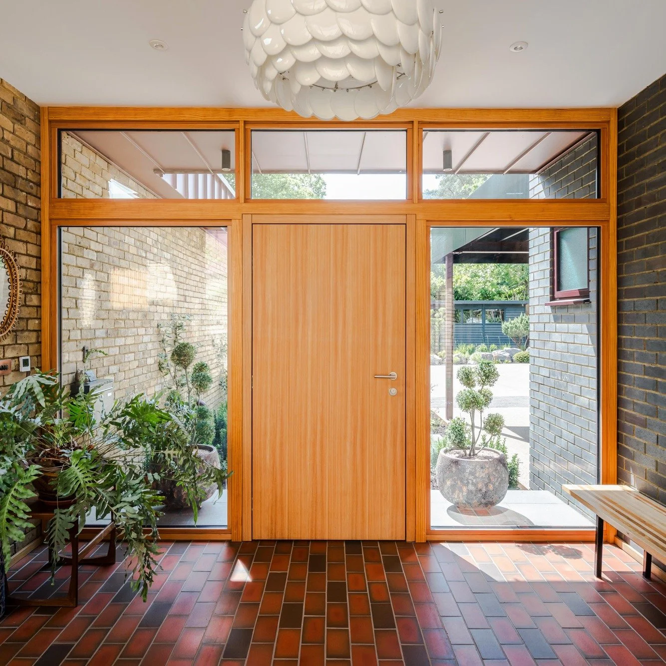 Once inside Badgers, the warm textures and views into the enclosed courtyard are anything but minimalist.

Photography @jt___photography 
Contractor @ei8htbuilding 

#midcenturydesign #granddesigns #surreyarchitect