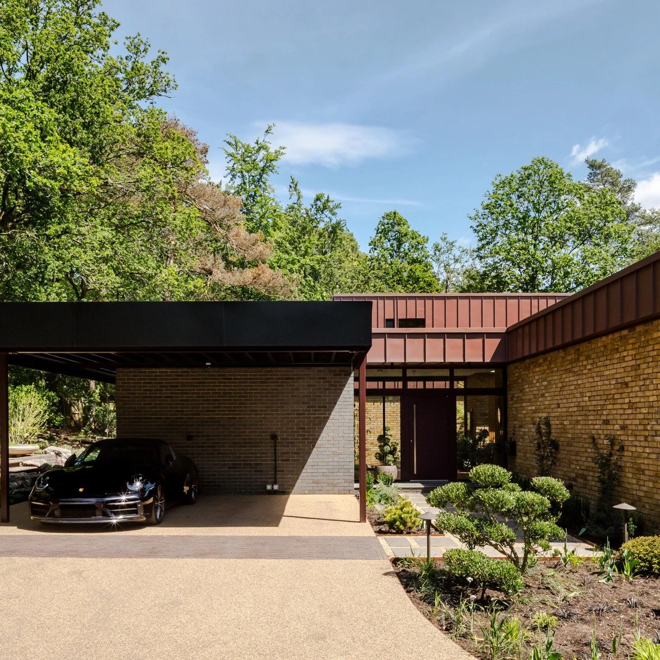 Entrance goals! The central courtyard lights up the welcoming front door at Badgers. The combination of colours and textures create warmth and interest.

Contractor @ei8htbuilding 
Photography @jt___photography 

#surreyarchitect #granddesigns #farnh