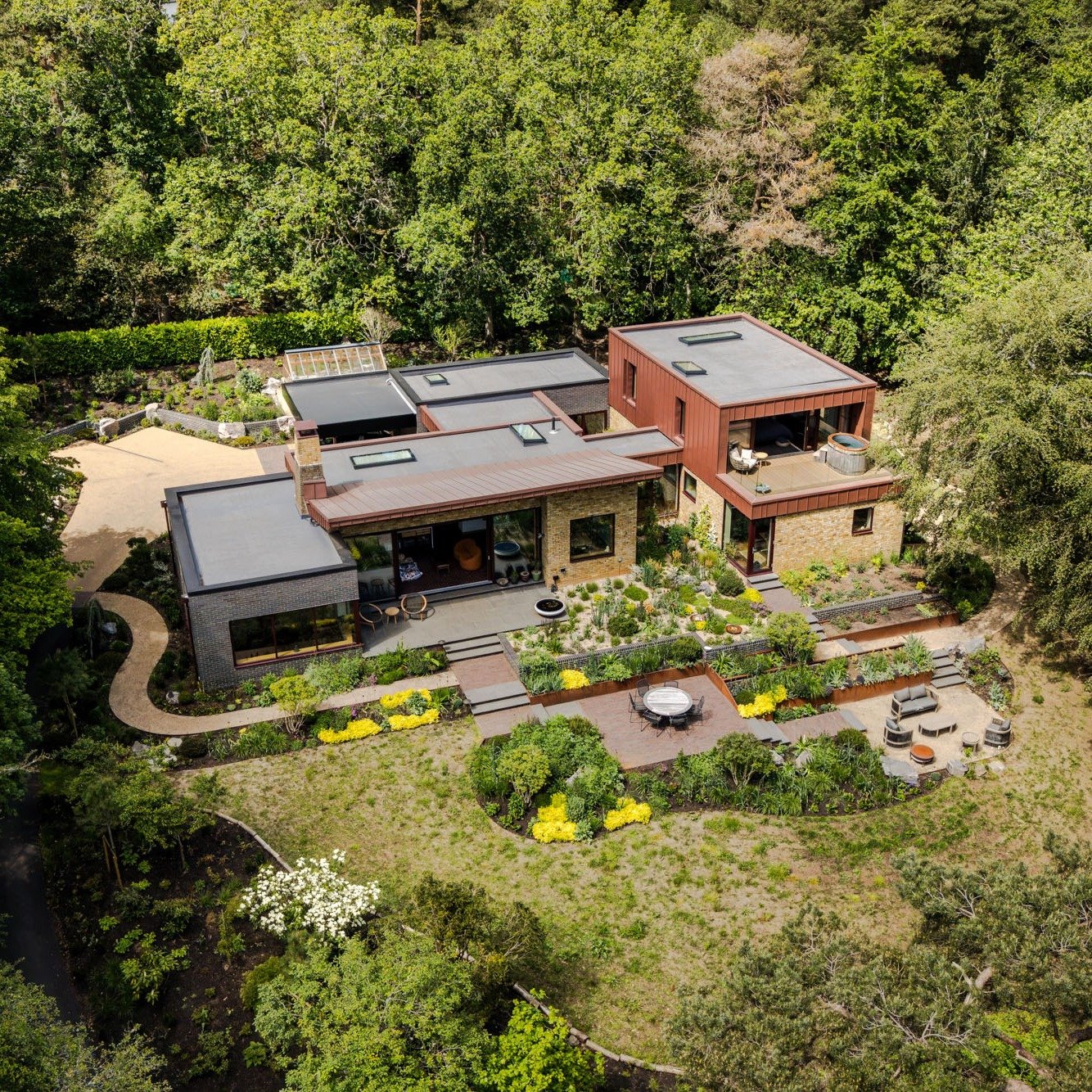 The autumnal colours and textures of the architecture and landscaping bed the property into the sloping site. 

Contractor @ei8htbuilding 
Landscape contractor @bluefishlandscaping 
📸@jt___photography 

#surreyarchitect #granddesigns #farnham #surre