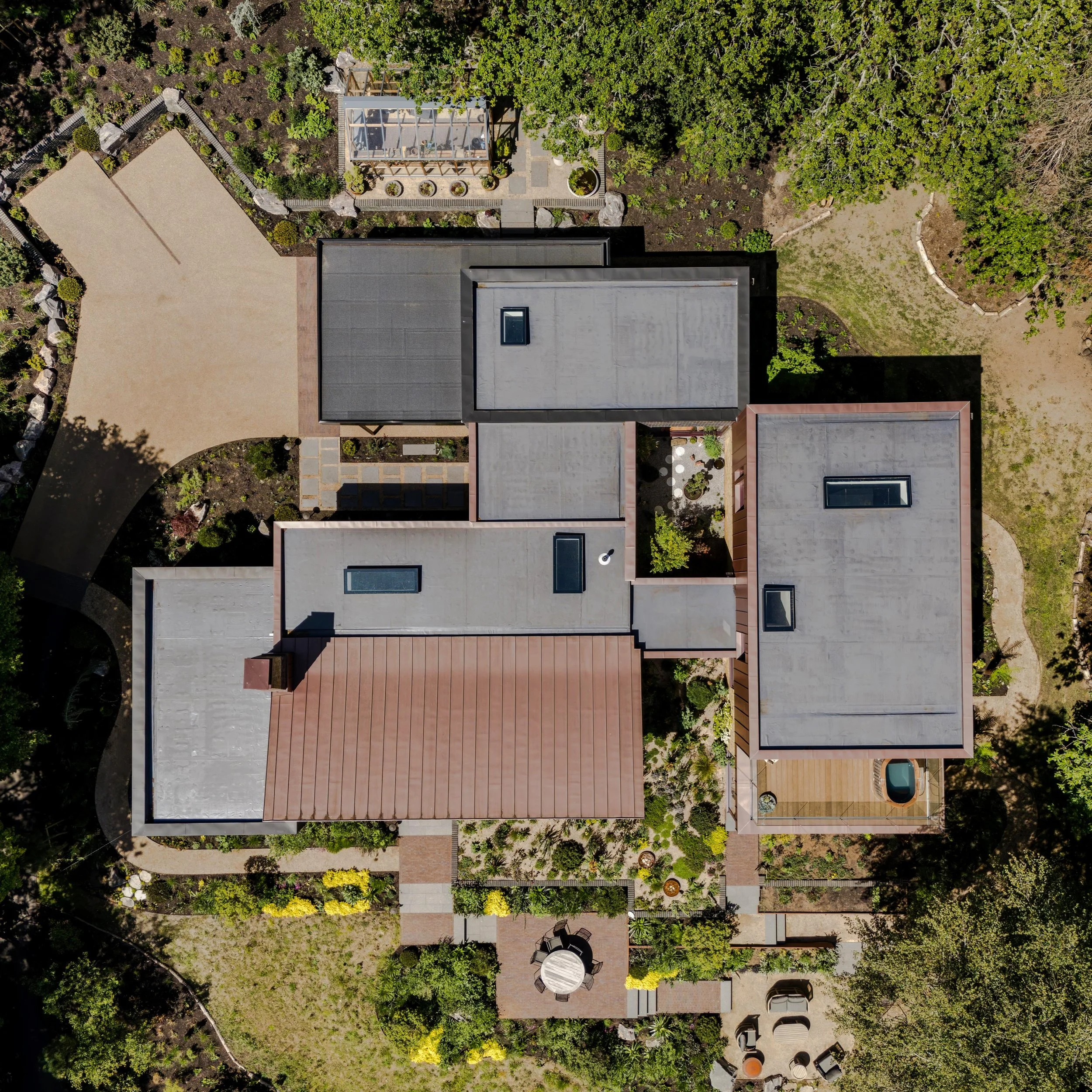 It was worth waiting for... we've just received the professional shots from Badgers, our recent project near Bourne Woods, Farnham. This is the reimagination and extension of what was already a rather cool 1960s villa.
📸@jt___photography  @ei8htbuil