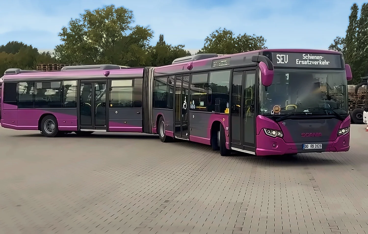 Rail2Bus-Gelenkbus mit der Anzeige „SEV Schienen-Ersatzverkehr“