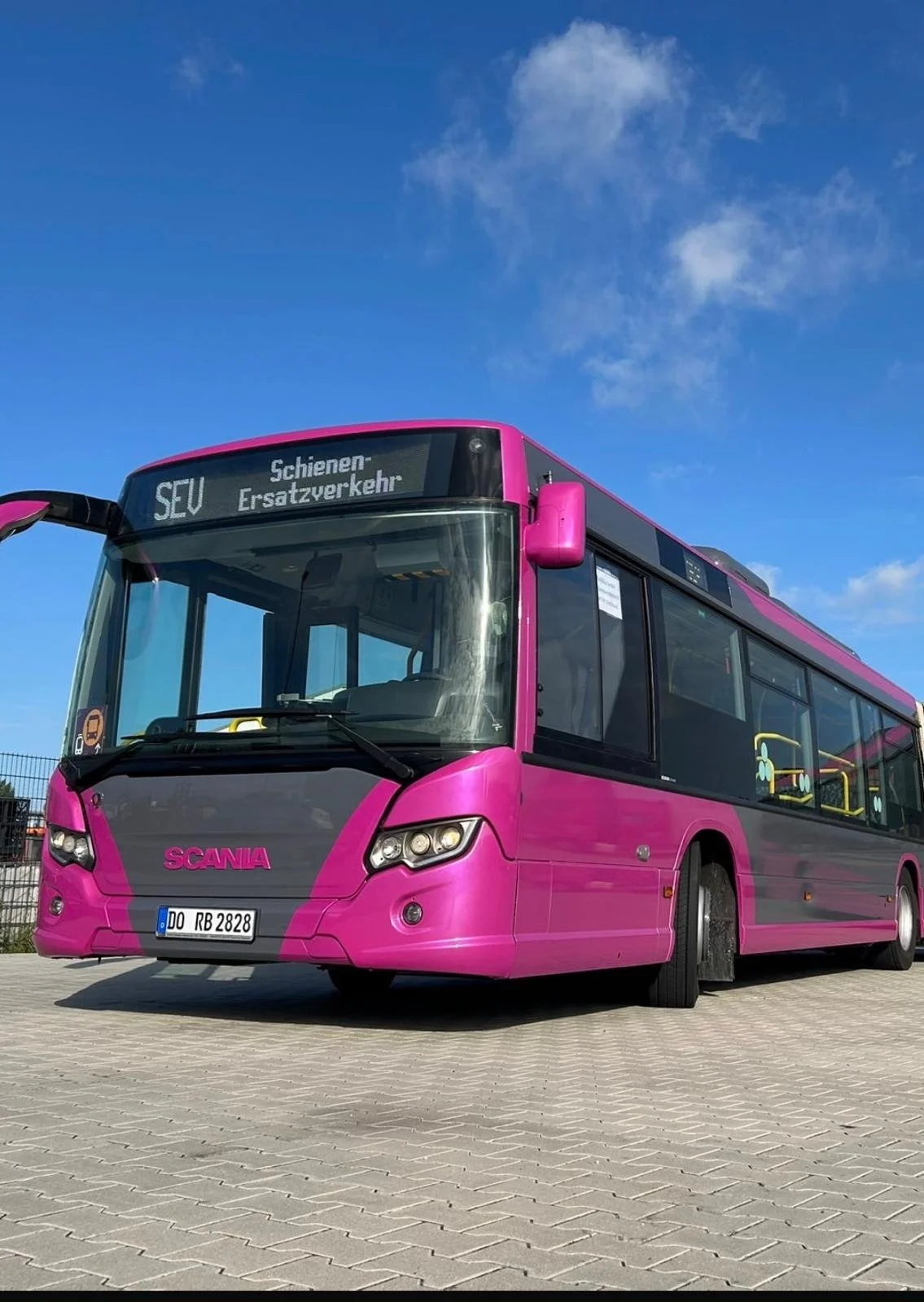 Frontansicht des Rail2Bus-Busses mit Zielanzeige „SEV Schienen-Ersatzverkehr“