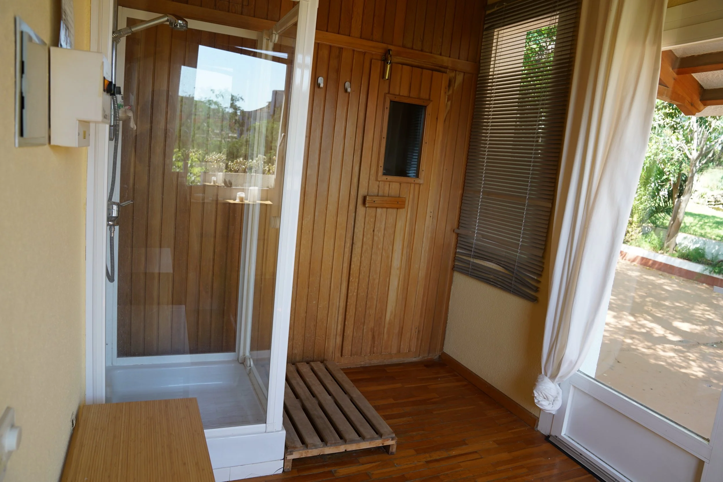 Sauna accesible desde habitación 5 y jardín. Uso compartido 1 vez por semana o con coste extra.