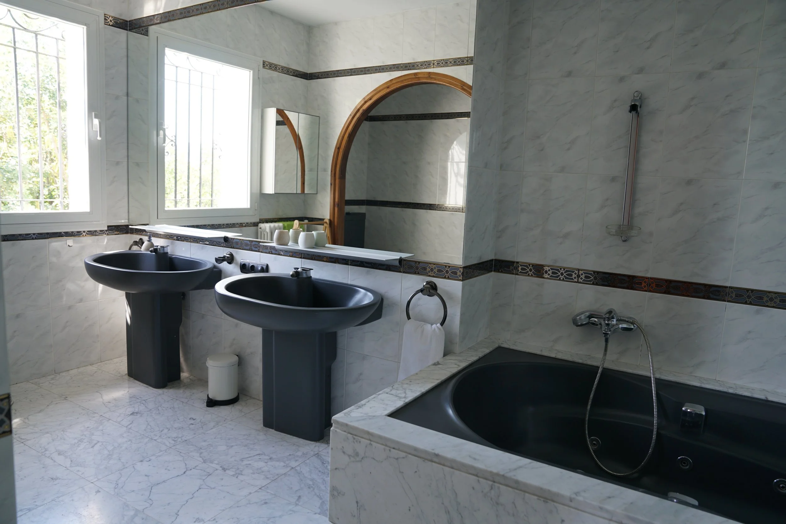 baño ensuite de la habitación principal con bañera y ducha. Apta para parejas.