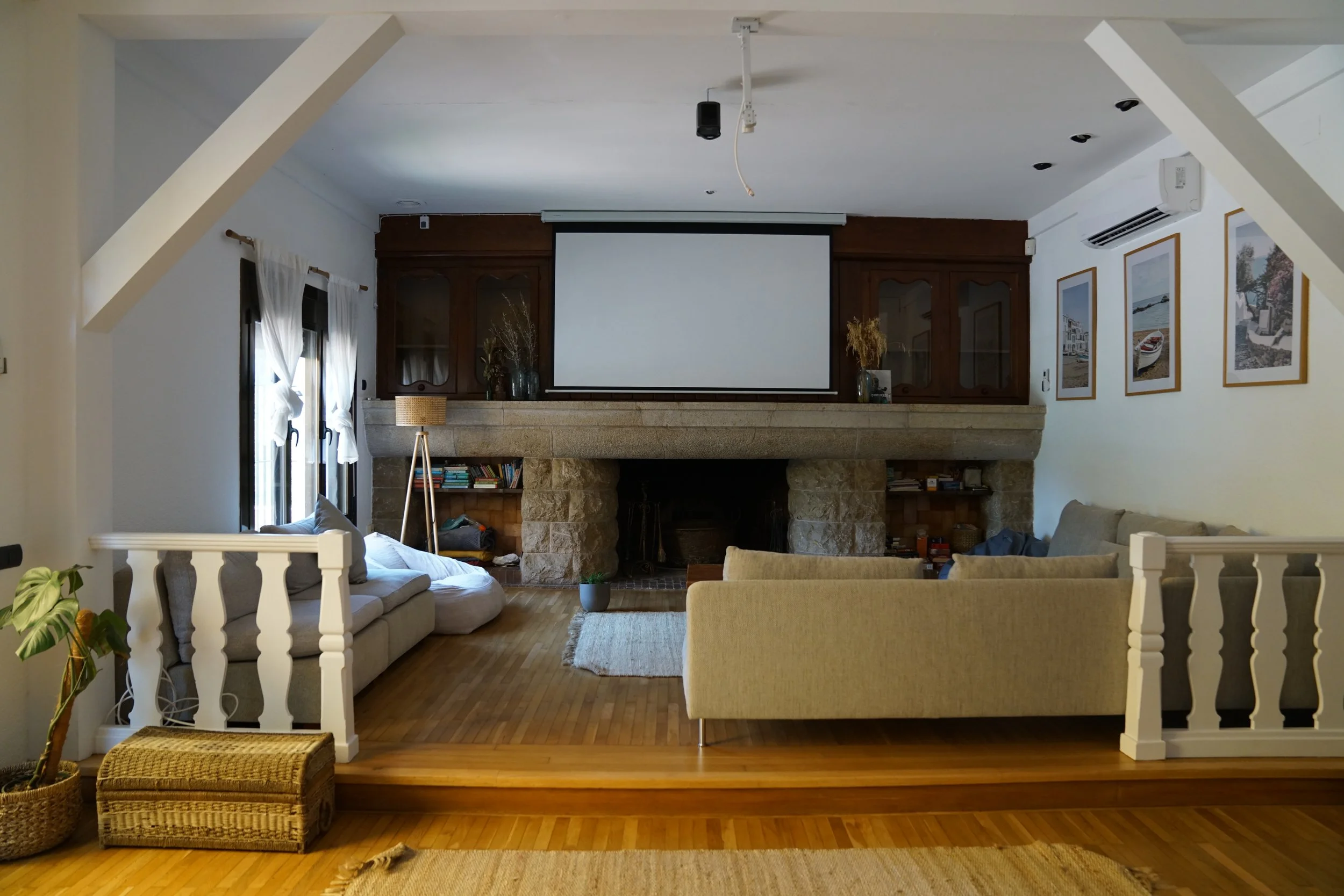 Zona de lounge con chimenea y proyector de cine