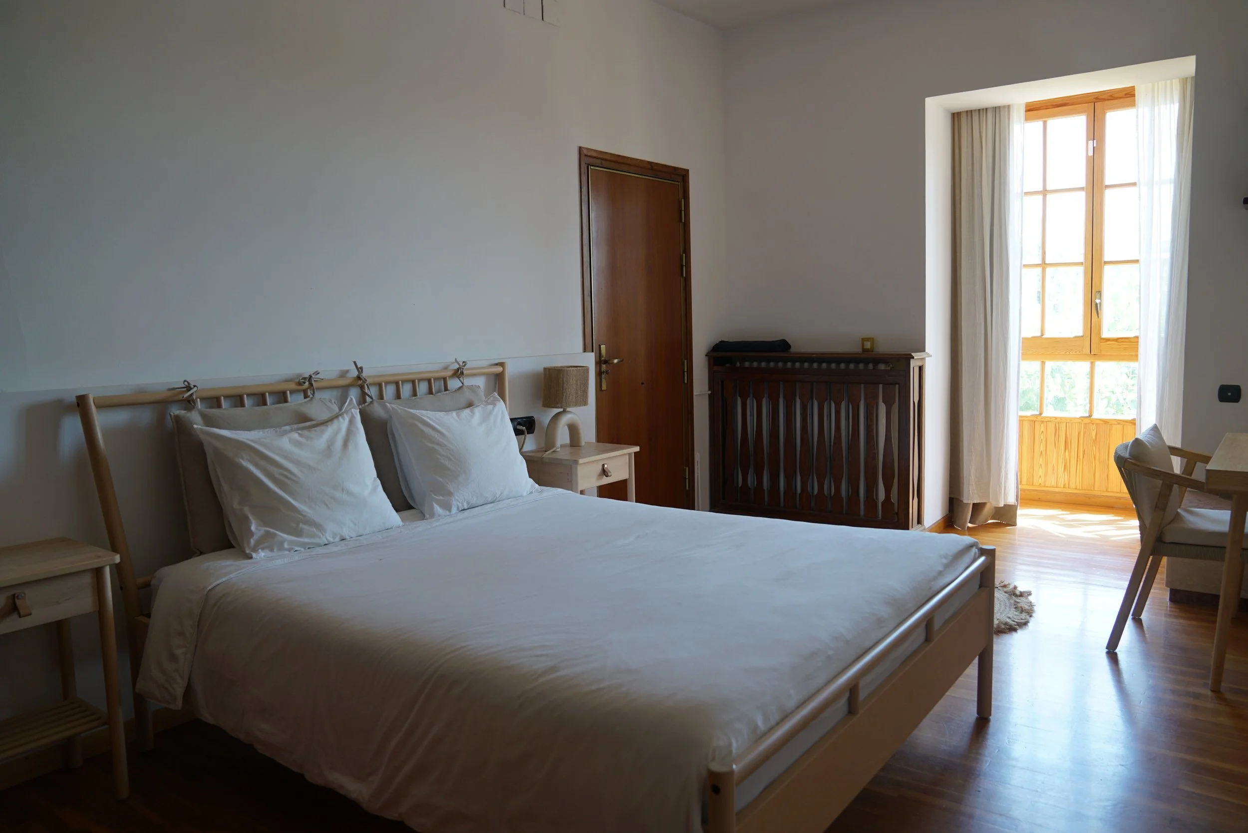 Habitación 5 en primera planta lado piscina con baño compartido, galería, acceso directo a la sauna y jardín