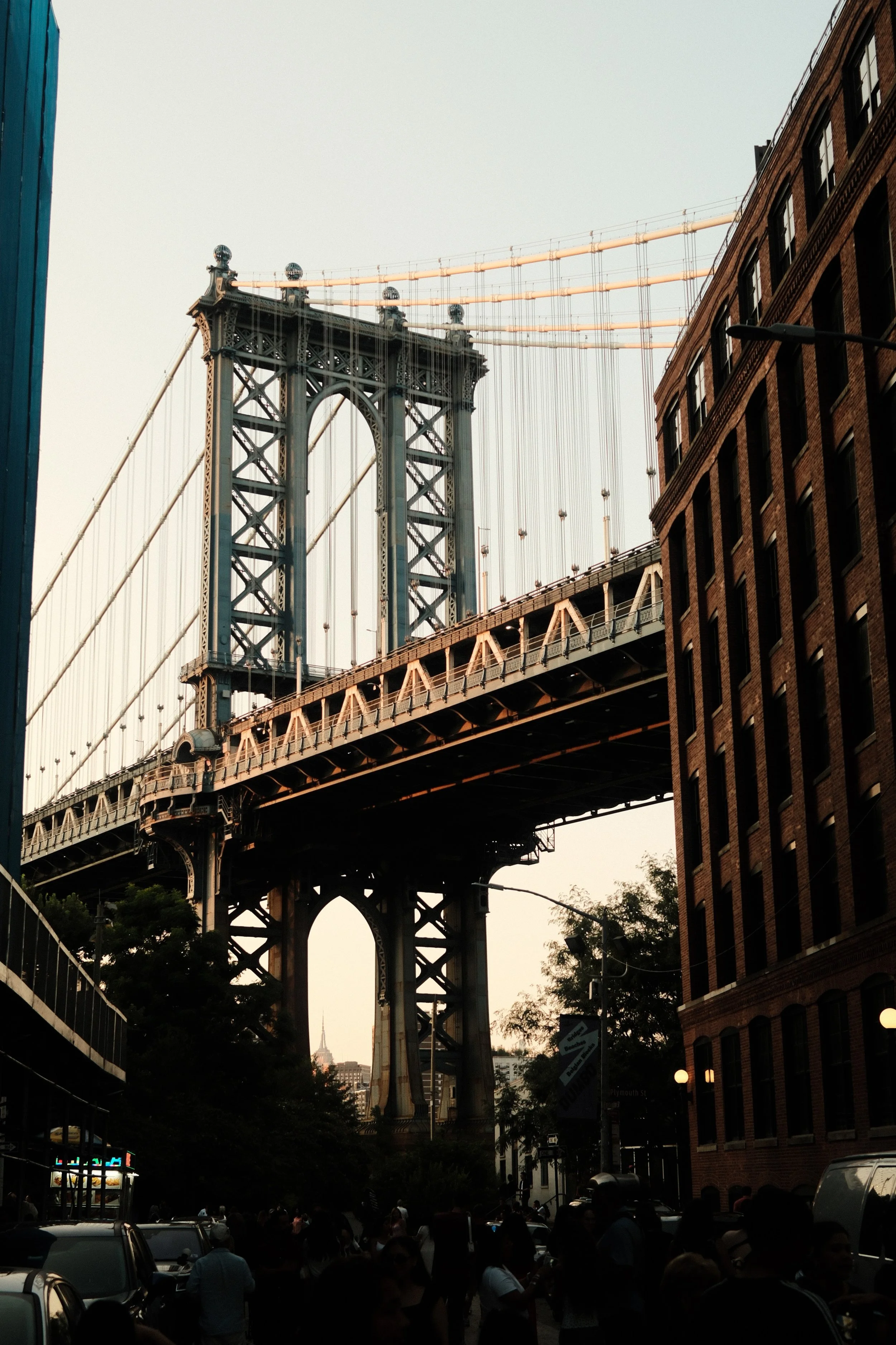 Straatfoto van de Manhattan Bridge en het stadsleven in New York City.