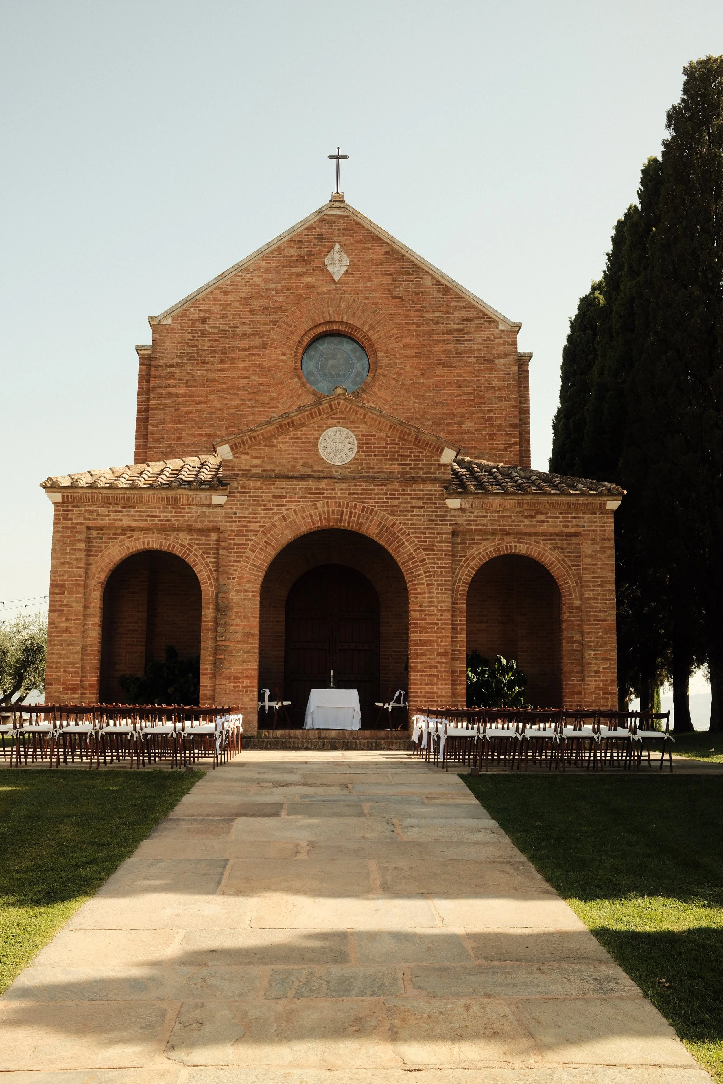 Historische bakstenen kapel voorbereid voor een buitenbruiloft in Toscane.
