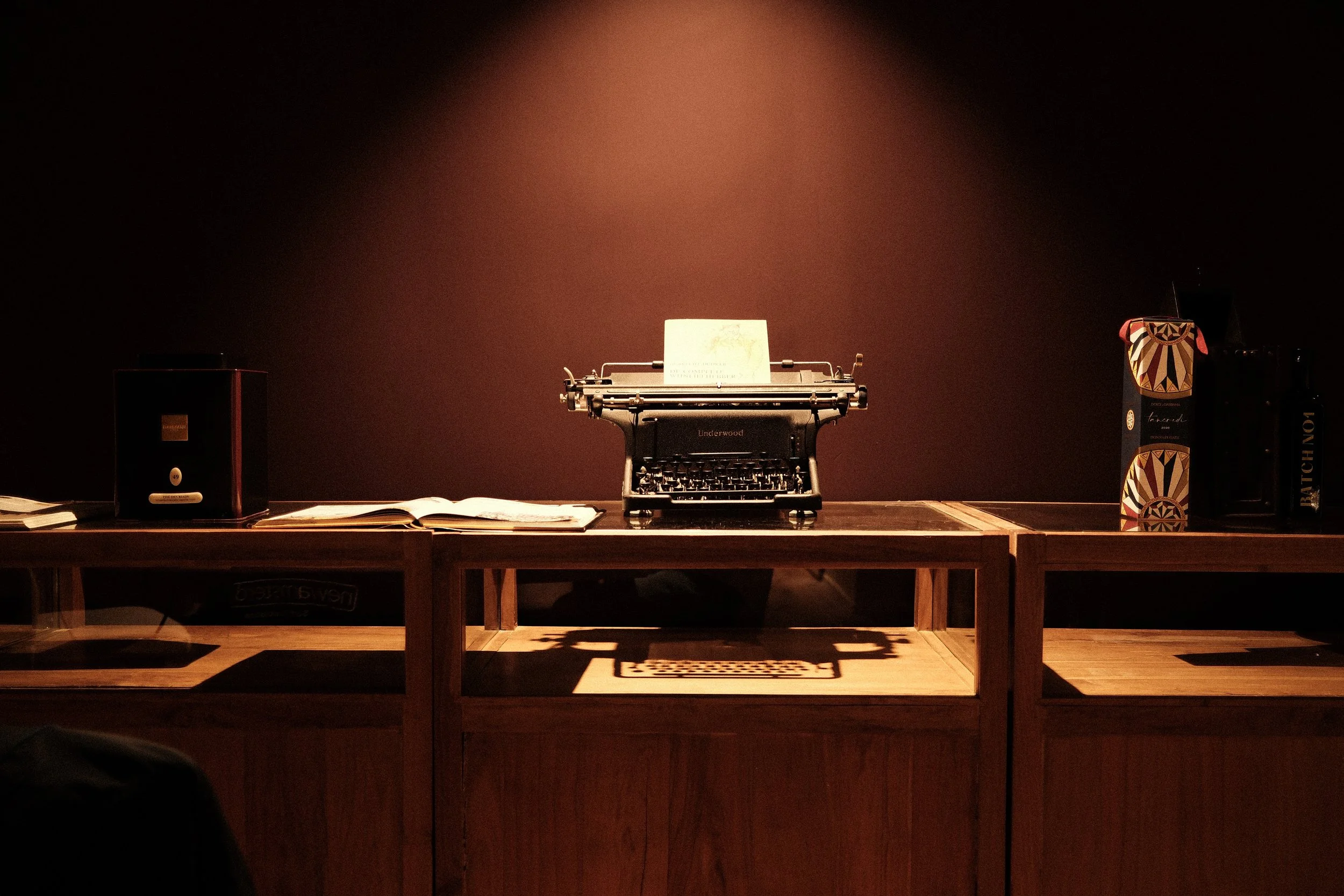 Sfeervolle interieurfoto van een vintage typemachine in &Keur Smaakatelier in Steenwijk.