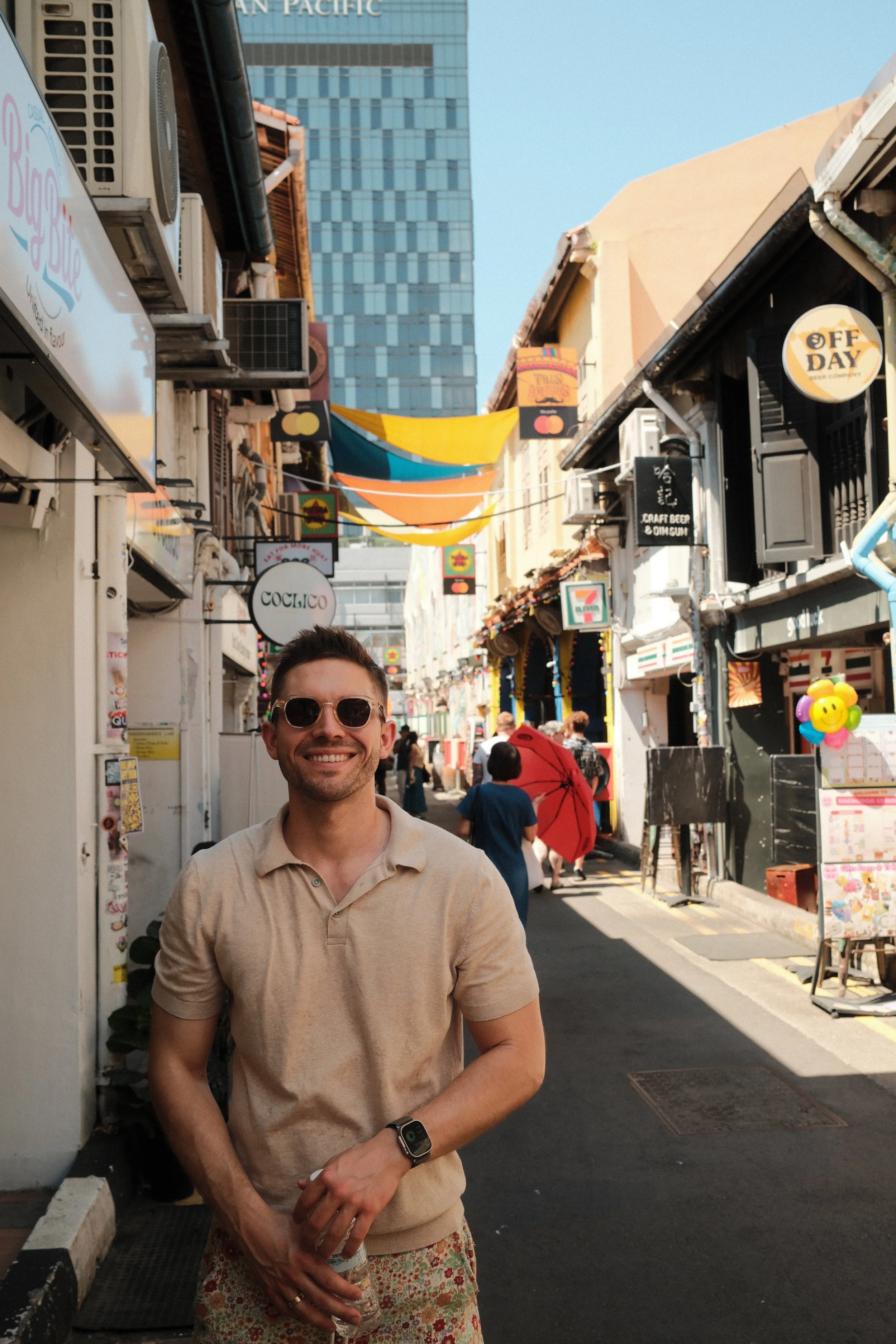 Kleurrijk straatportret van een man tussen de winkels en marktkramen in Singapore.
