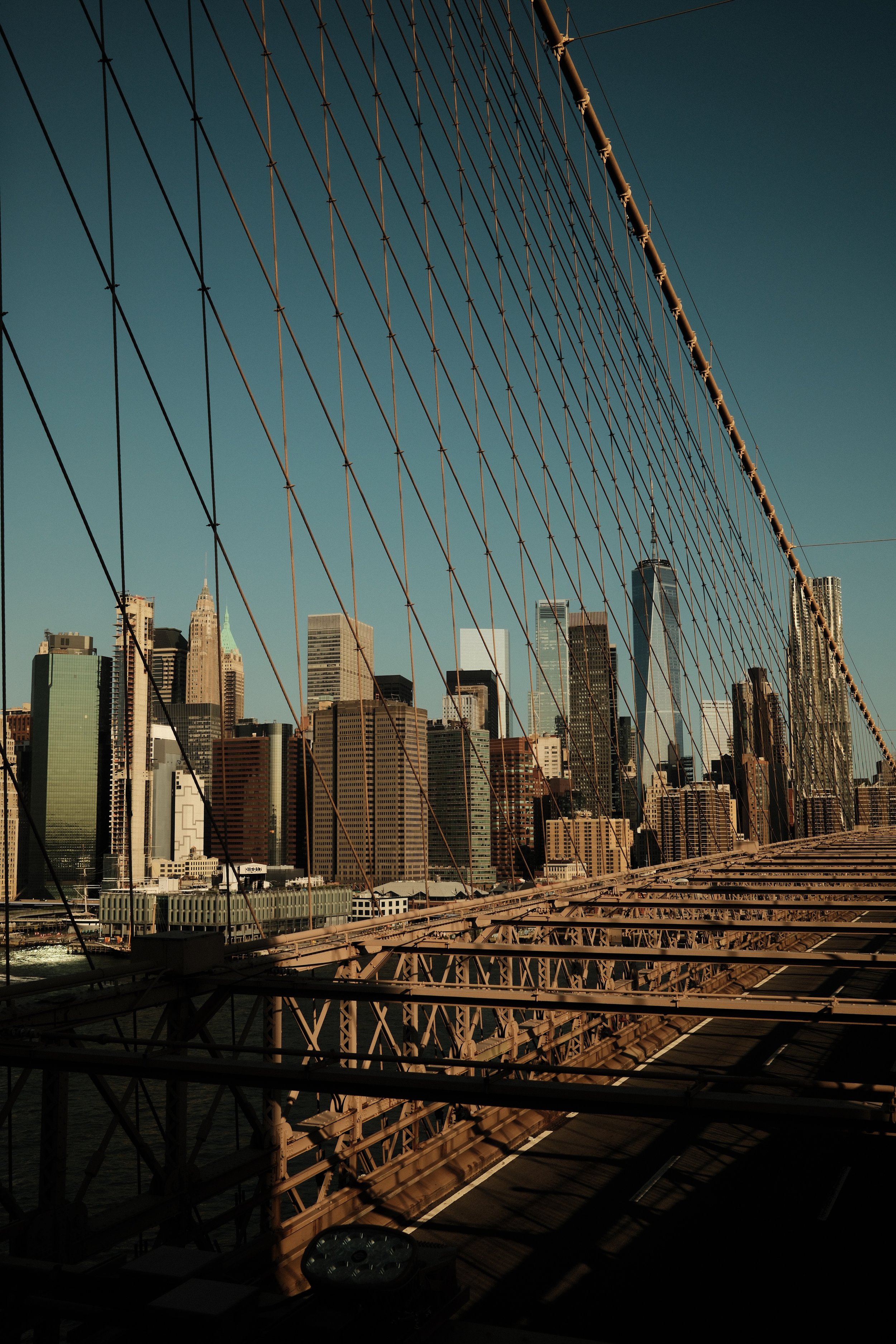 Uitzicht vanaf de Brooklyn Bridge op de skyline van Manhattan in New York.