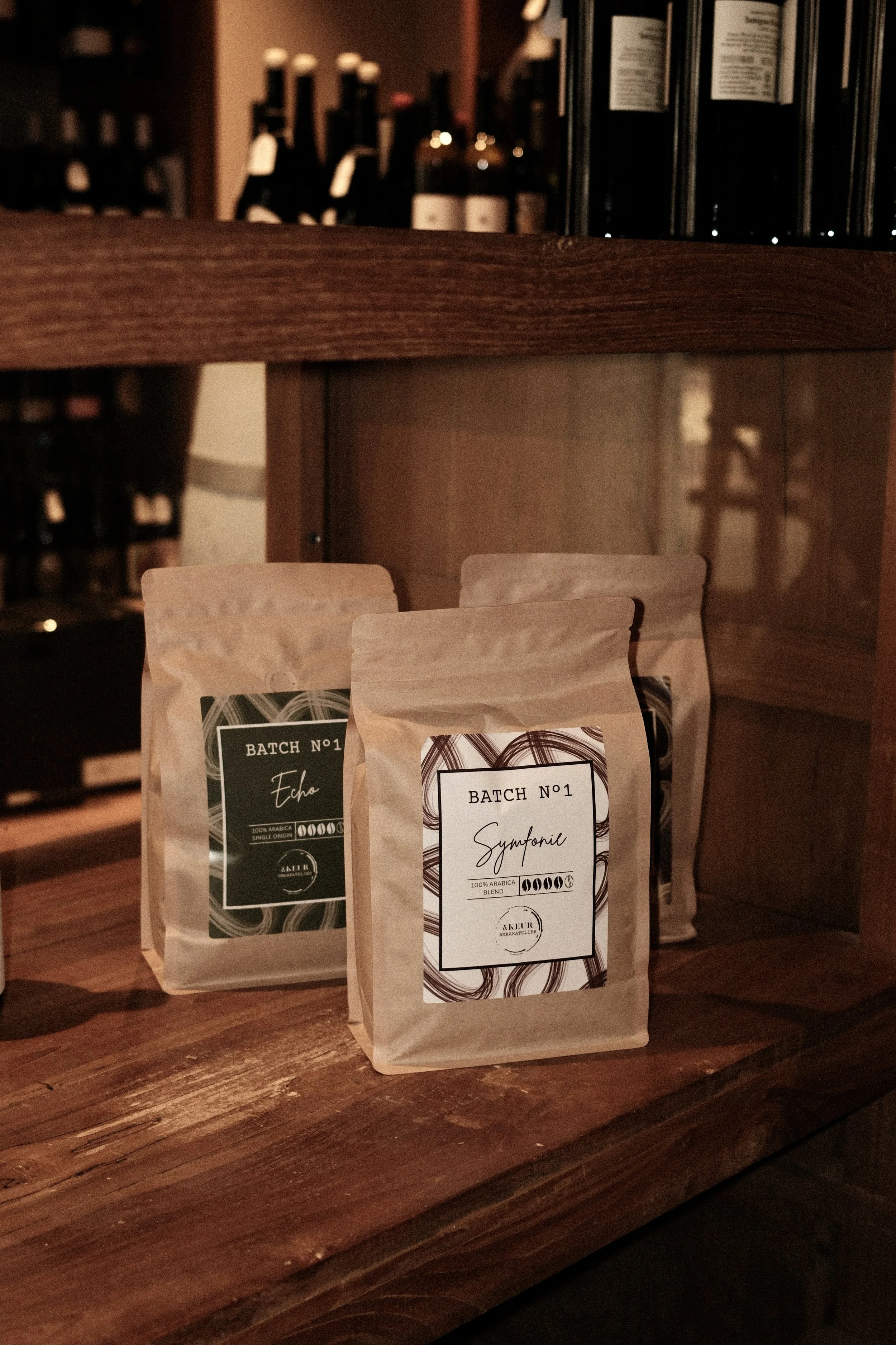 Productfoto van Batch No. 1 koffieverpakkingen 'Symphonie,' 'Echo,' en 'Rytme,' in &Keur Smaakatelier in Steenwijk
