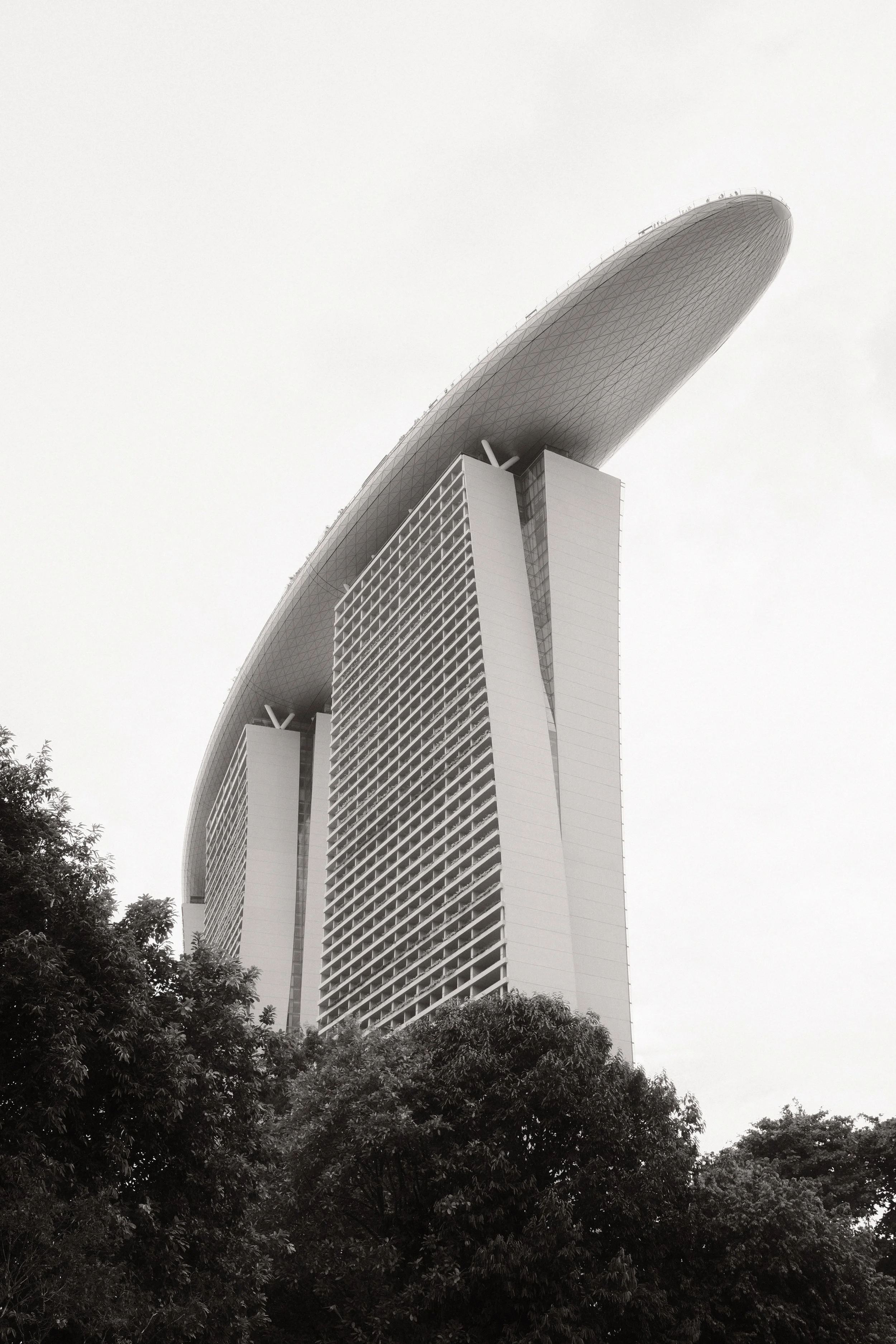Zwart-wit architectuurfoto van Marina Bay Sands in Singapore.