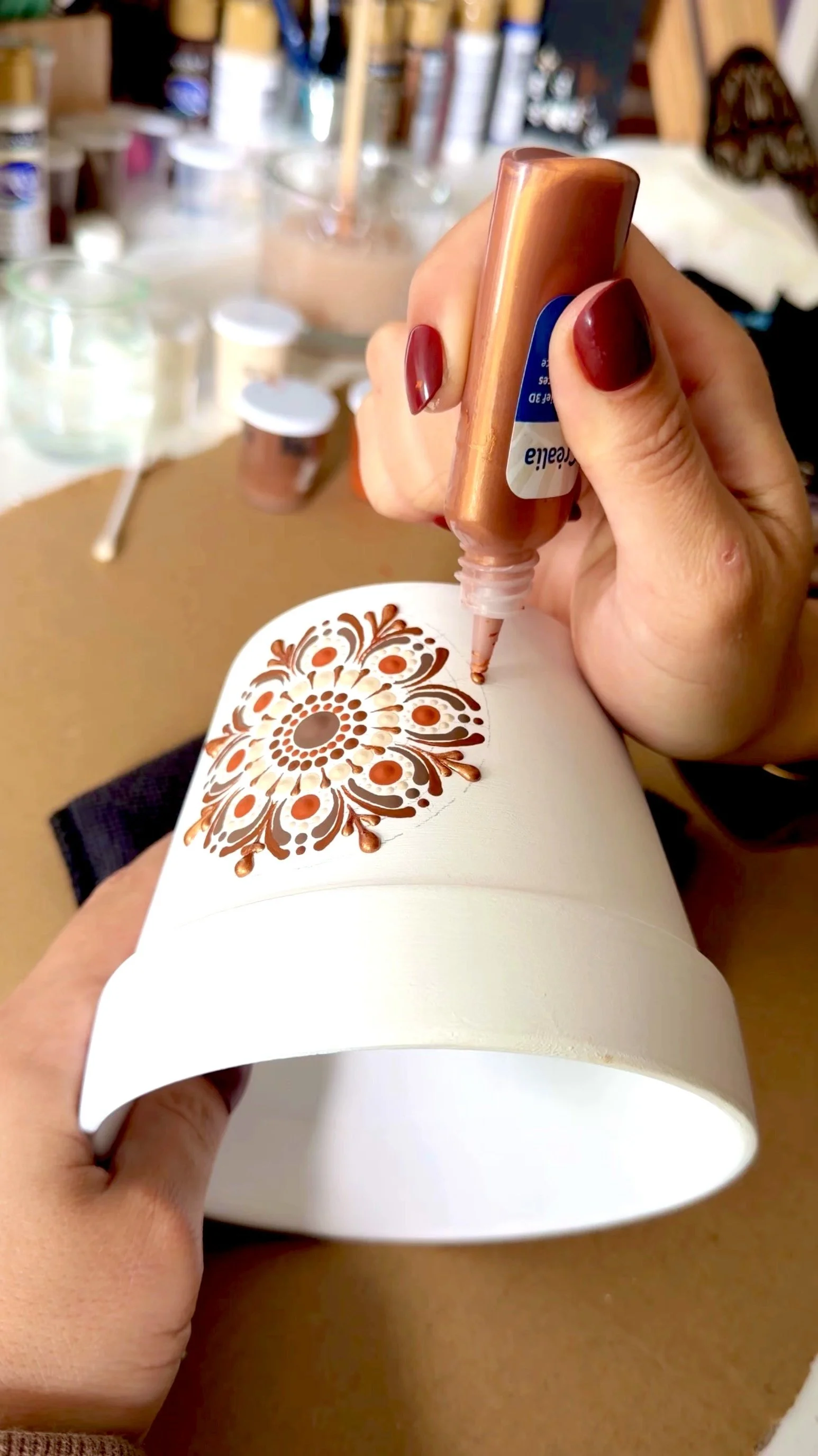 Atelier peinture mandala sur pot 