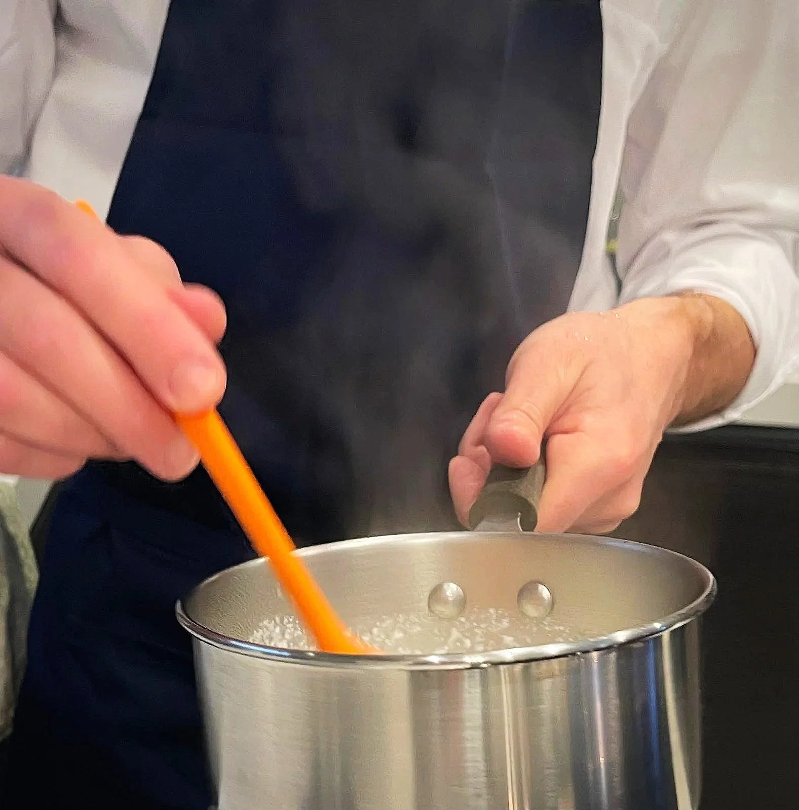Preparazione di un brodo o fondo fatto in casa durante una cena privata gourmet