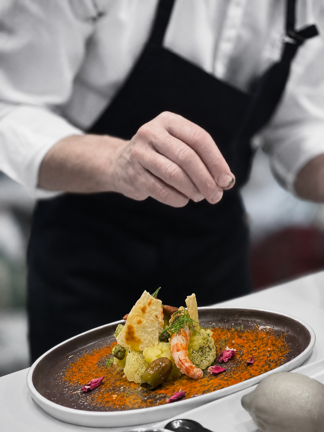 Impiattamento di un piatto gourmet con mazzancolla dell'Adriatico, chips e salsa fatta in casa, cucina privata a domicilio