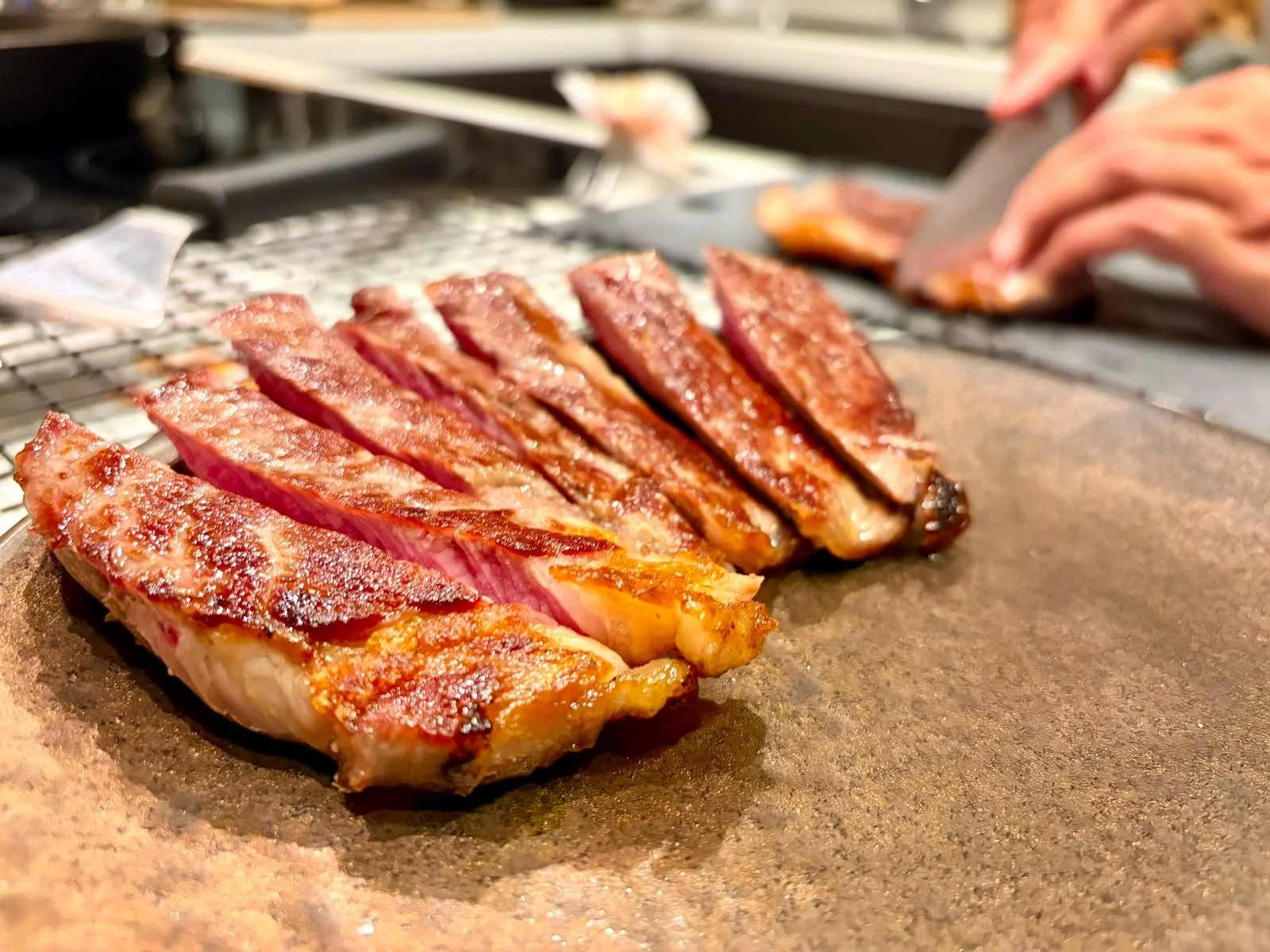 Tagliata di carne con crosta croccante, servita sulla carta da forno