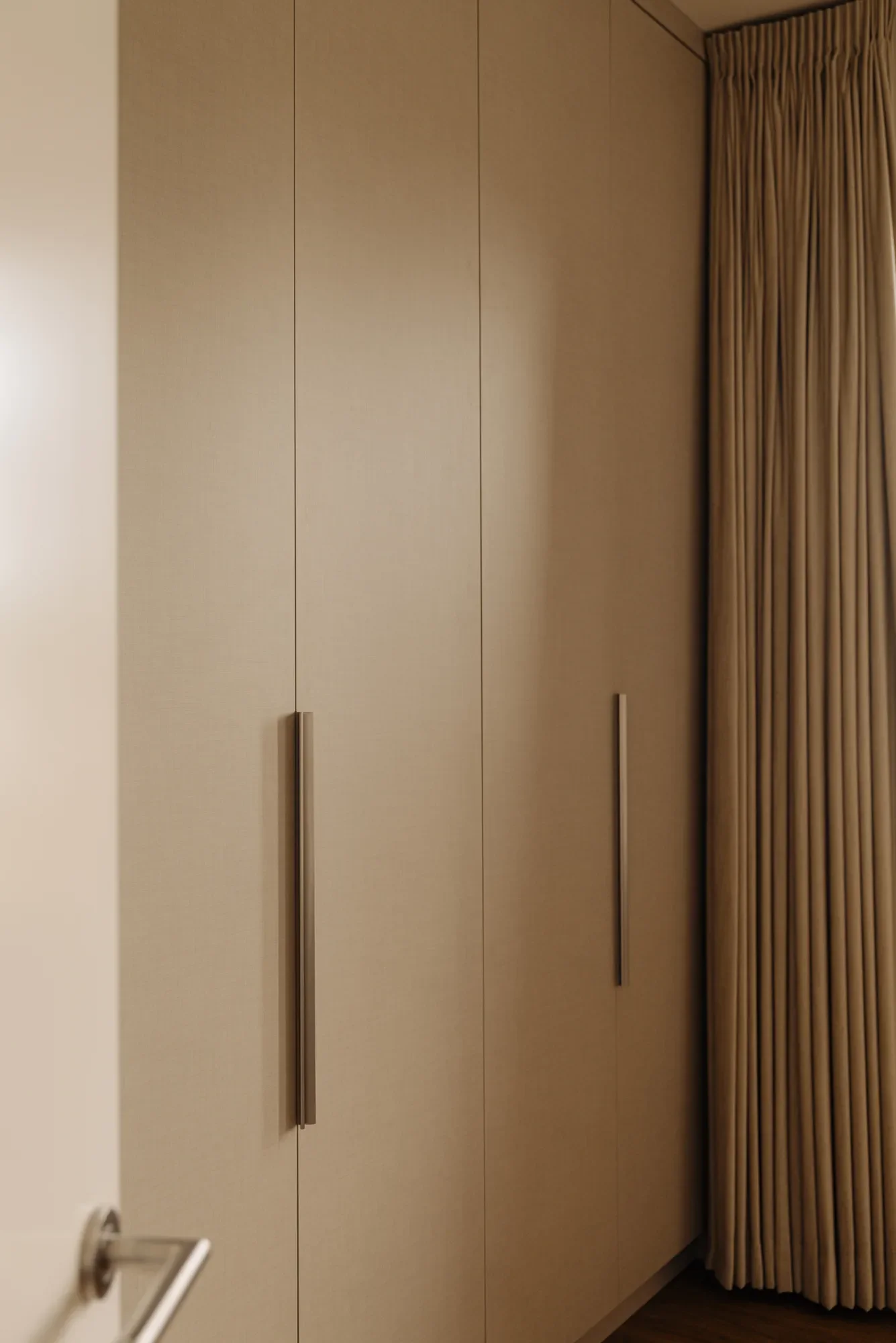 Wand kleding kast deco legno close up.webp