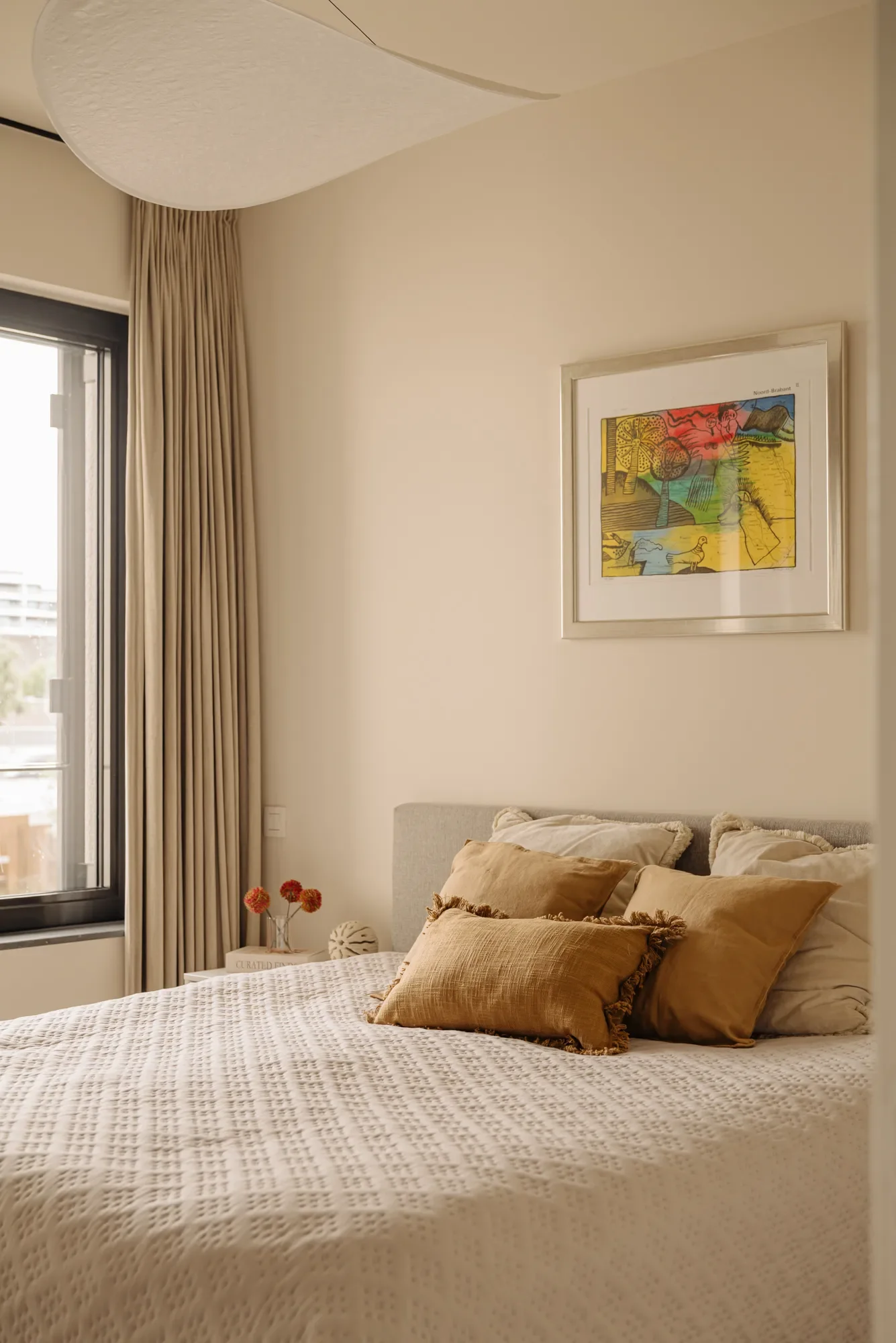 Slaapkamer lamp en gordijnen met bed.webp