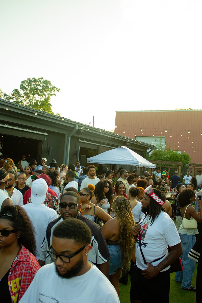 Auntie's House - Crowd Outside - July 2026 [@besmoove.mc].jpg