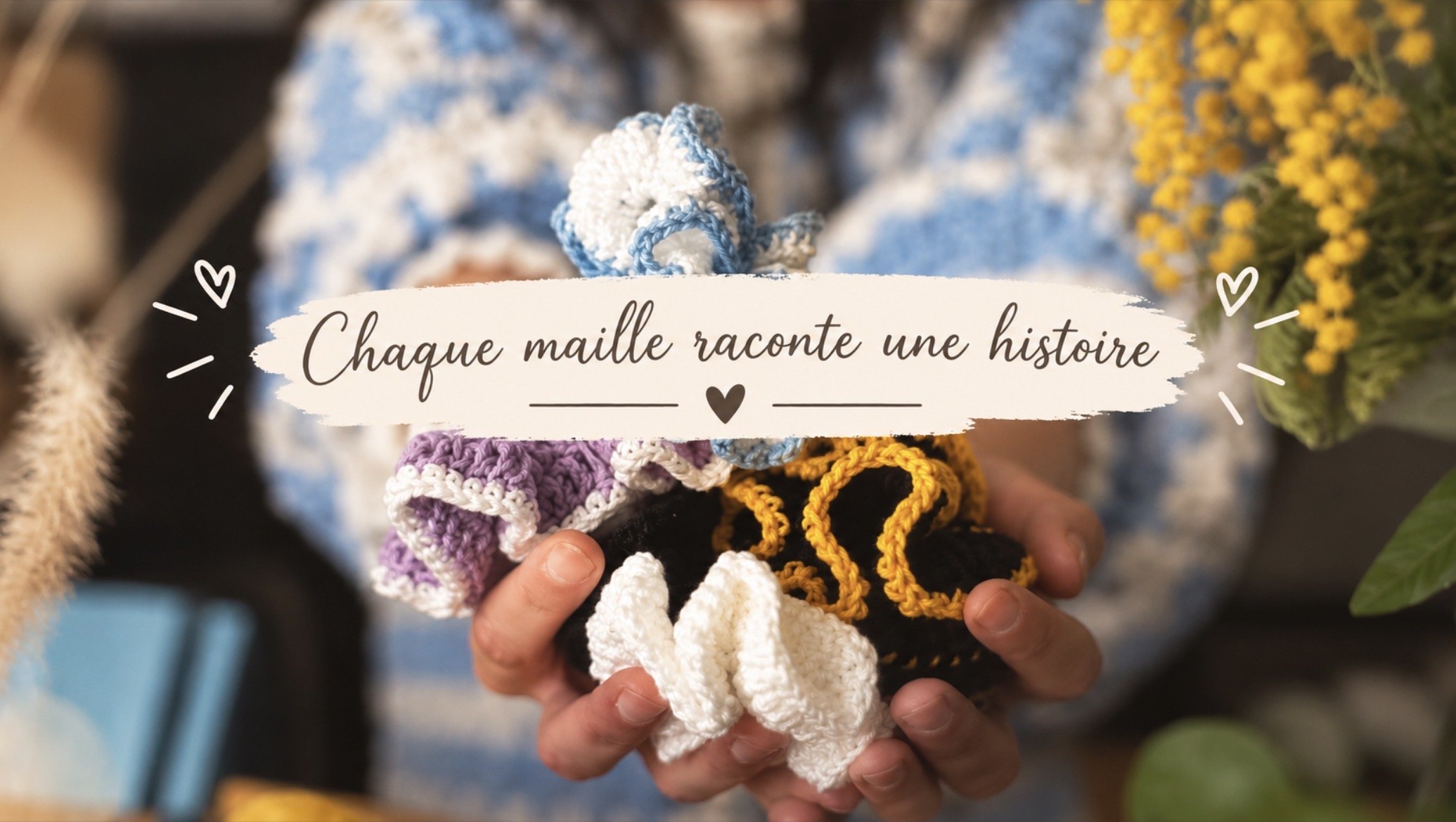Main tenant des petits chouchous en crochet colorés, avec un fond de fleurs jaunes, entouré de texte en français : « Chaquе maille raconte une histoire »