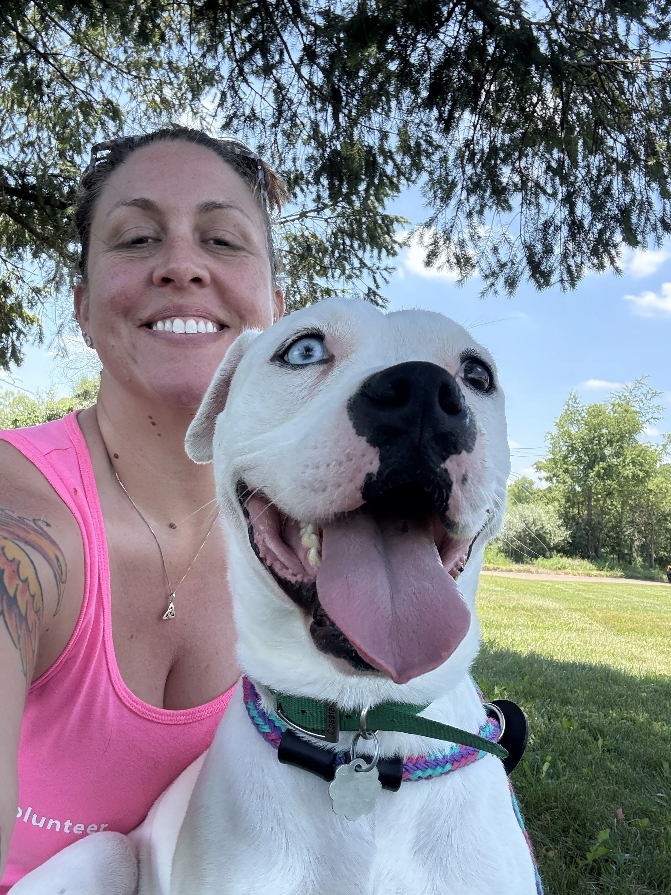 Heartwise founder, Amanda Bate, taking a selfie with a dog from the rescue organization she volunteers at.